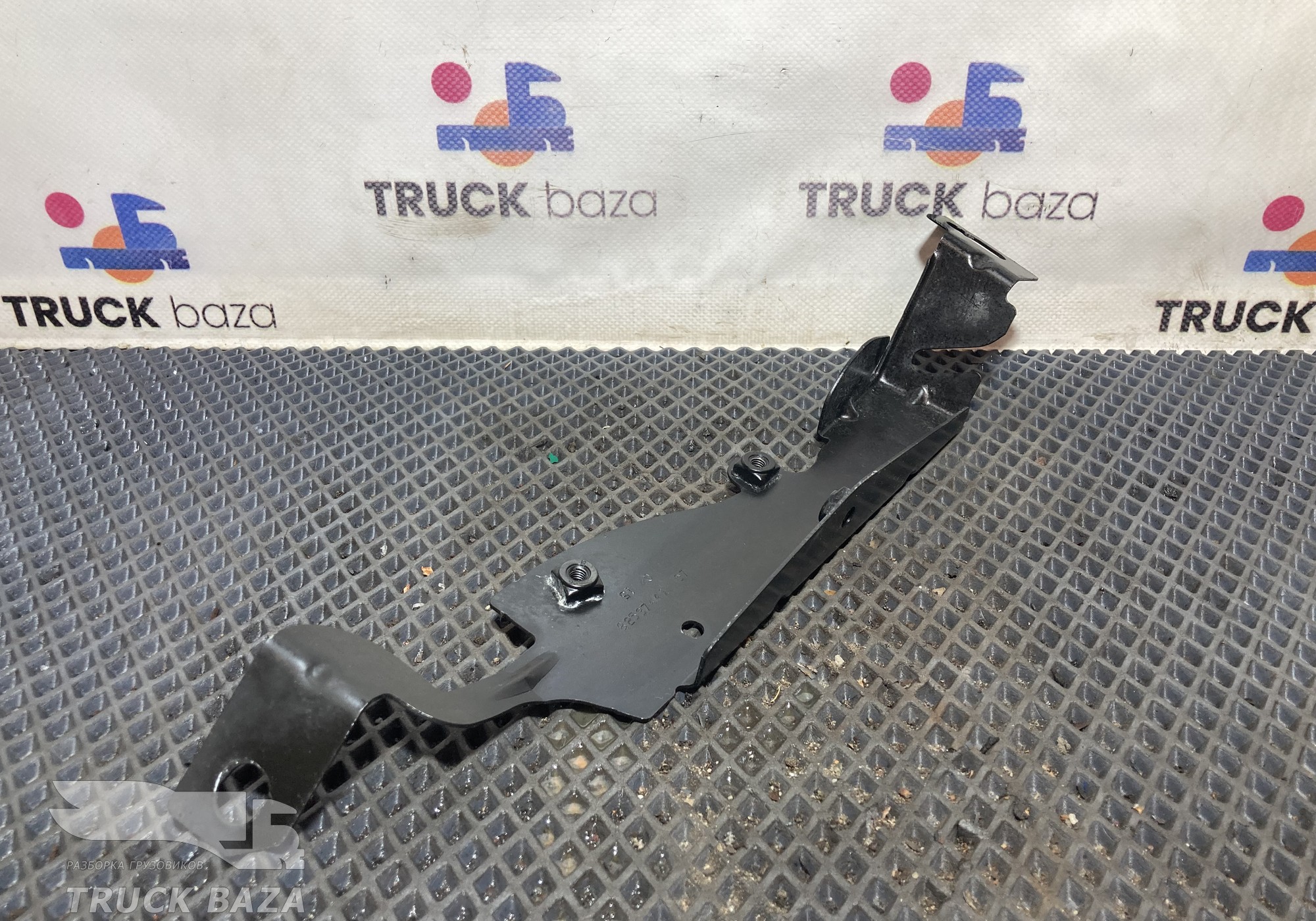 82537441 Кронштейн левый обшивки двери для Renault T (с 2013)