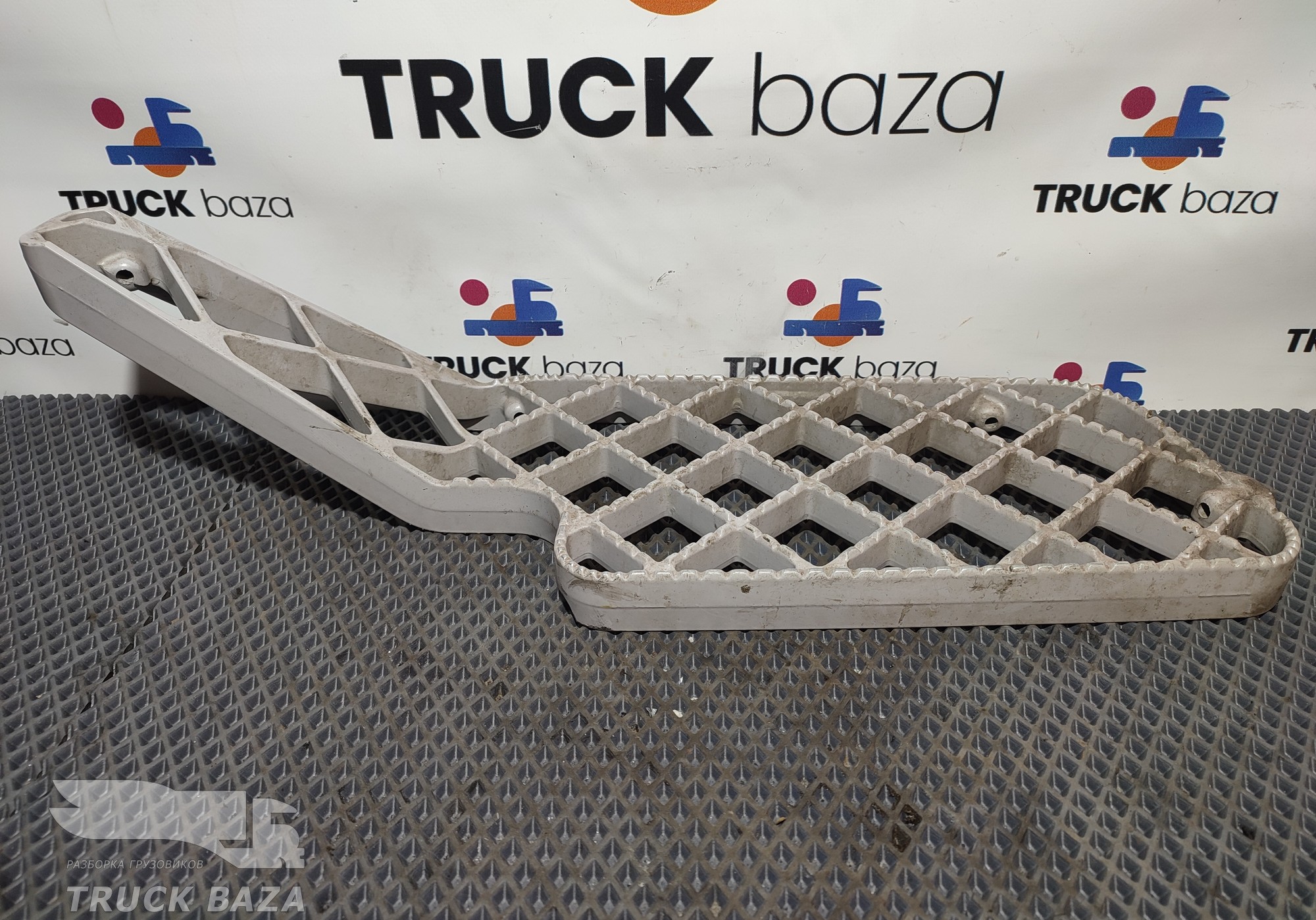 1535040 Подножка правая