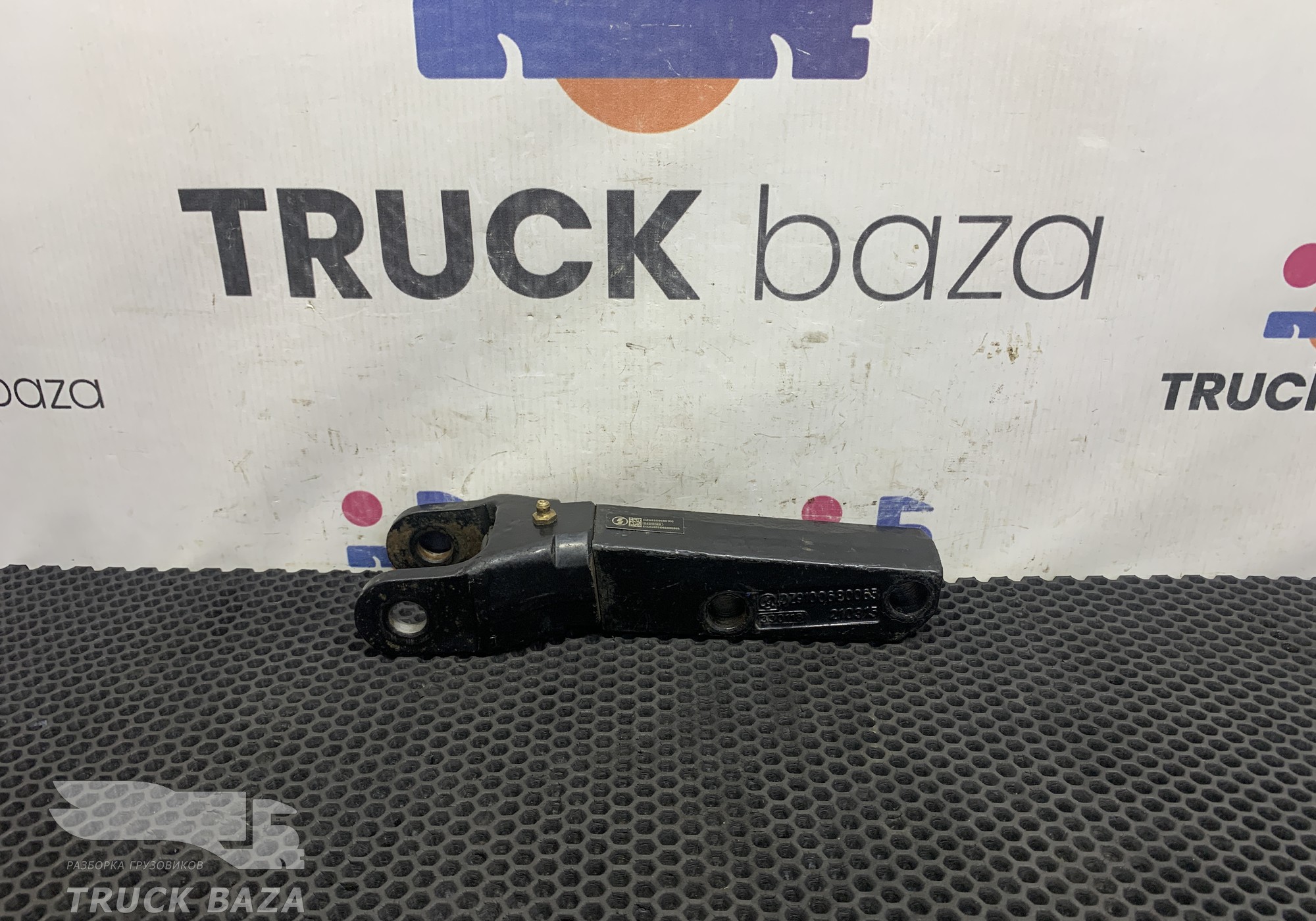 DZ9100680065 Кронштейн амортизатора нижний для Shacman X3000 (с 2014)
