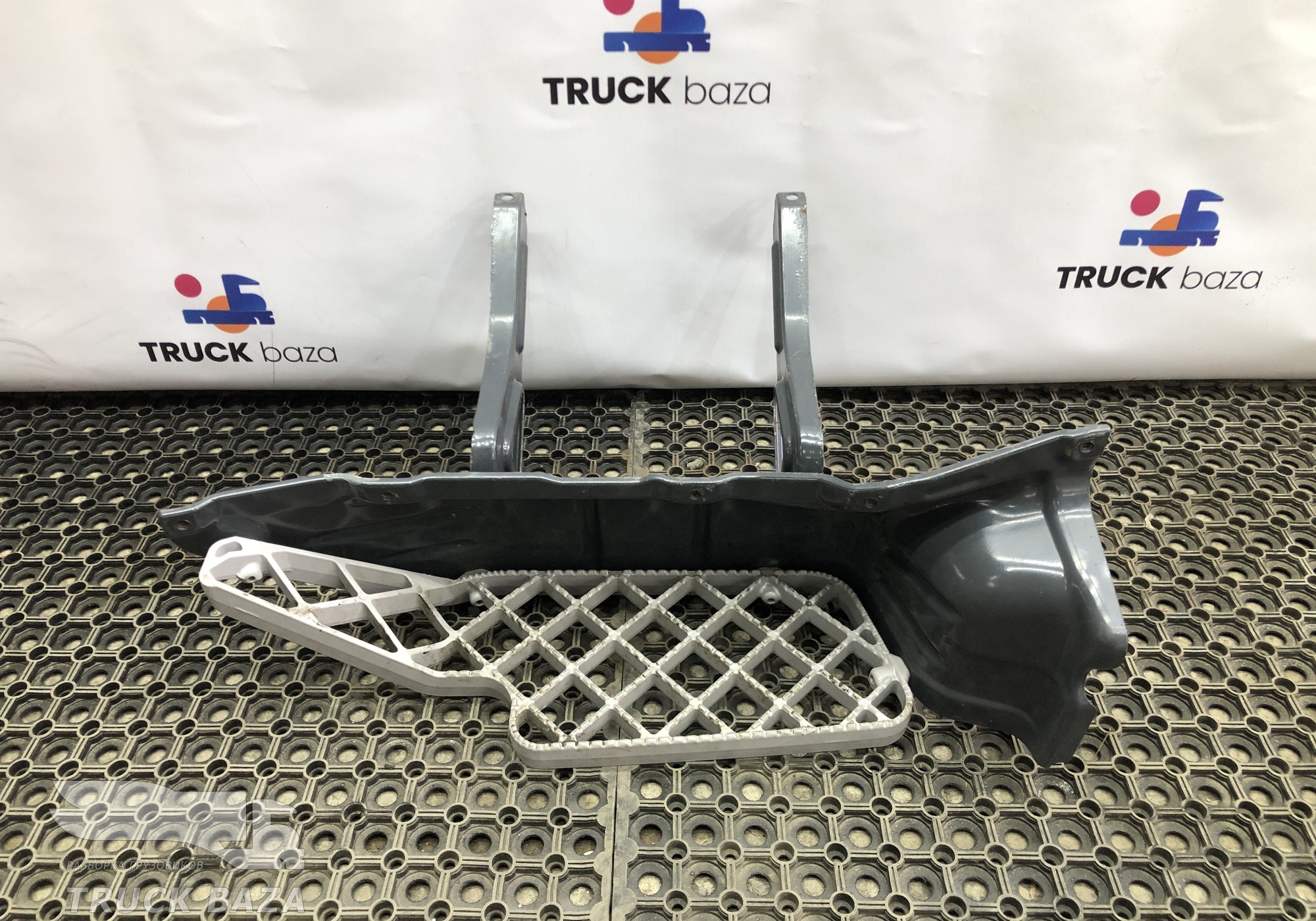 1426102 Подножка кабины правая