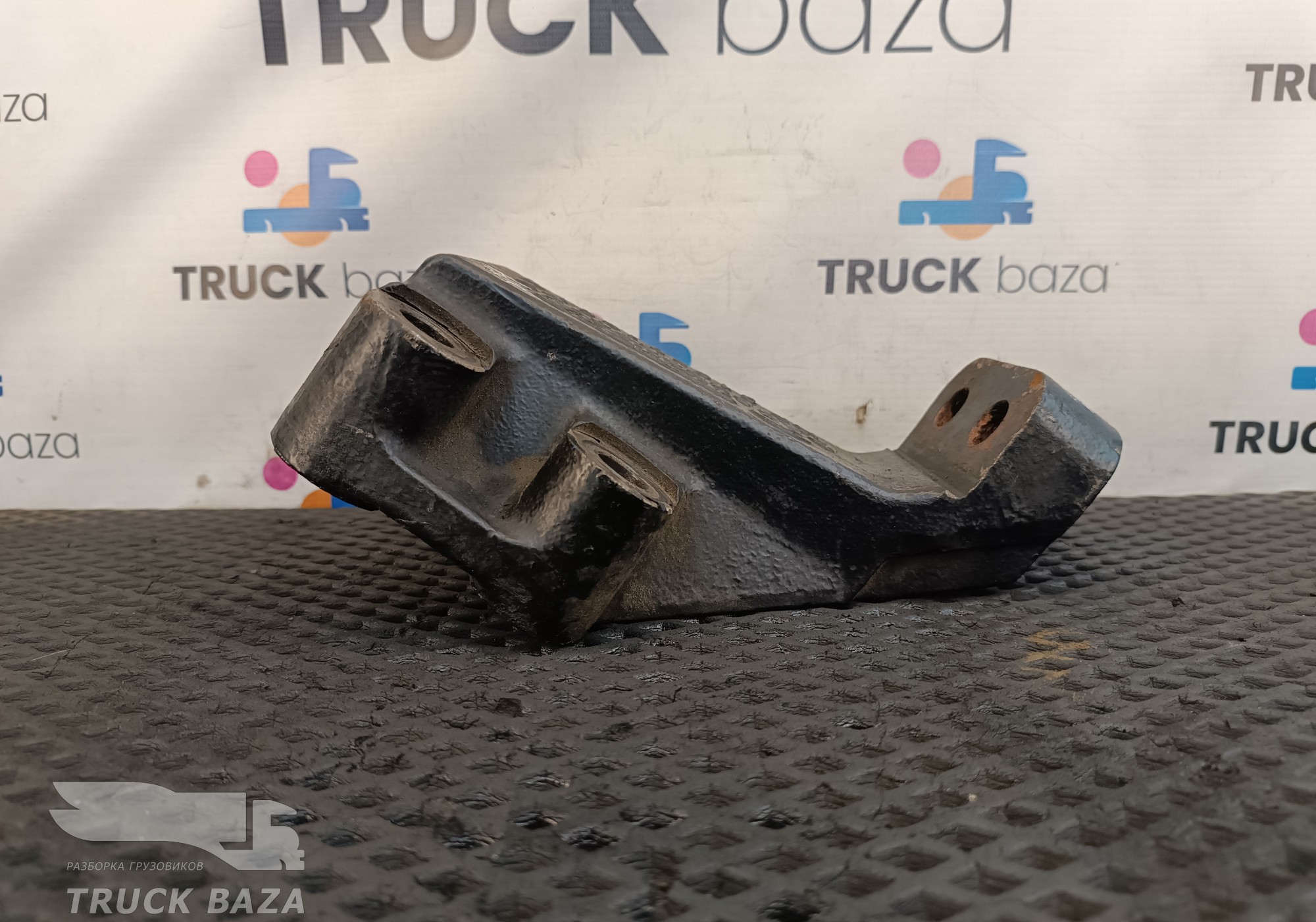 DZ95259590197 Кронштейн двигателя передний левый для Shacman X3000 (с 2014)