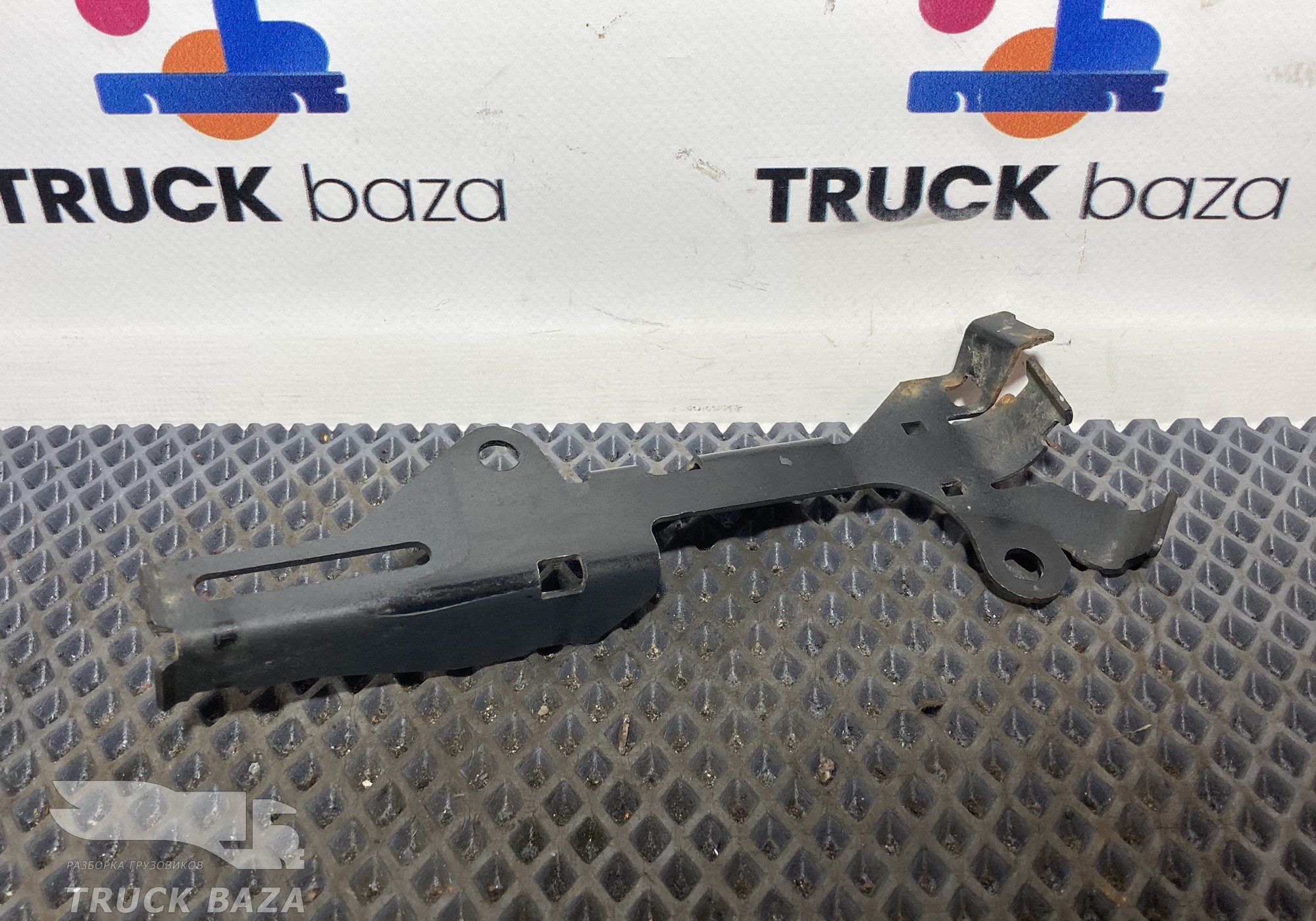 2207636 Кронштейн электропроводки двигателя