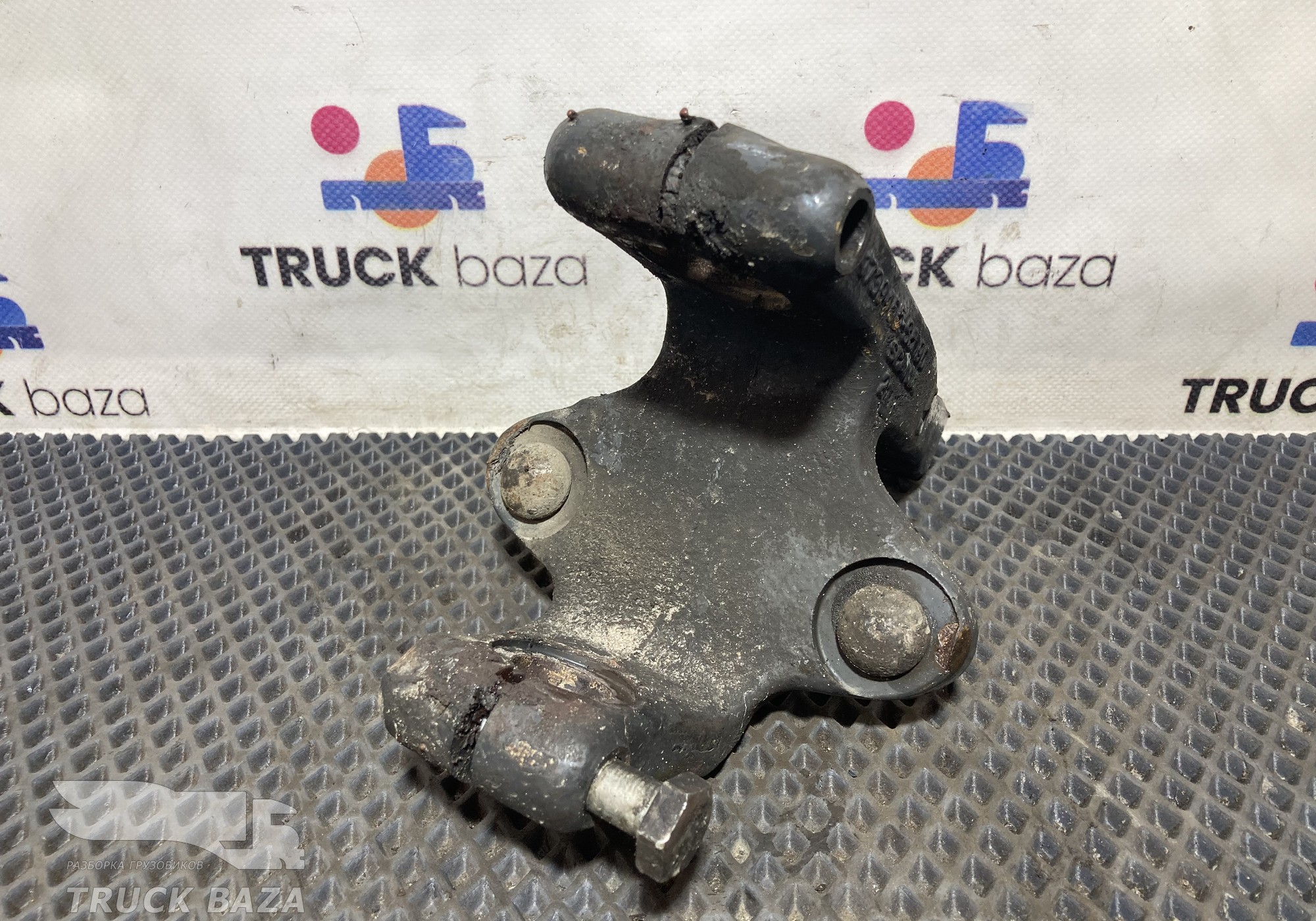 1739455 Кронштейн передней рессоры правый