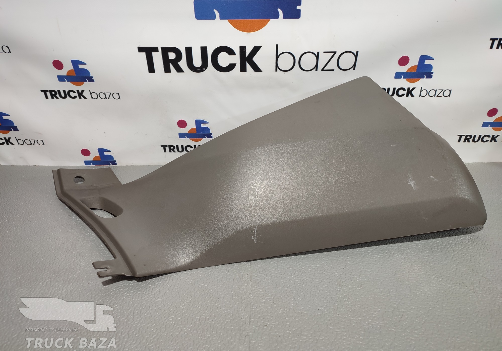 1653186 Накладка торпедо правая