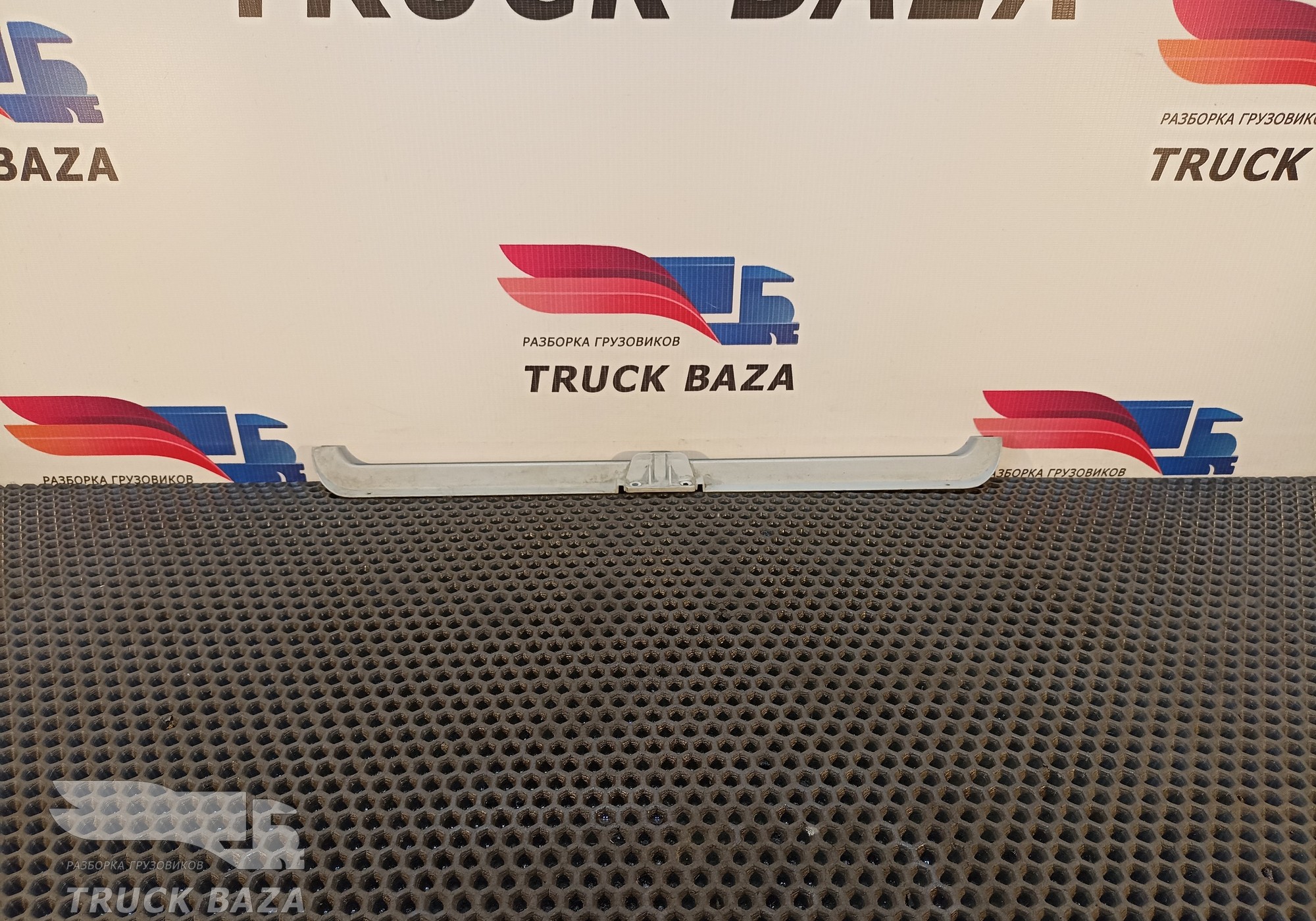 504205228 Накладка бардачка для Iveco Stralis I (с 2002)