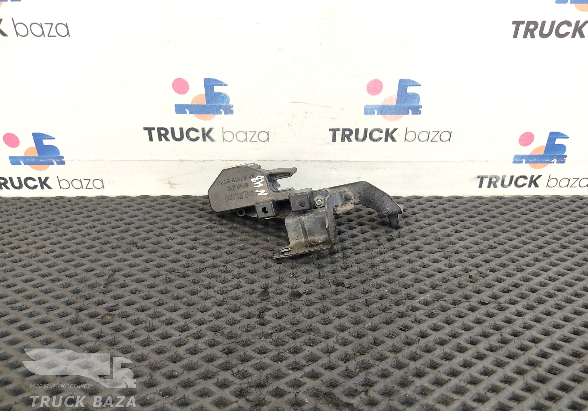 81971166080 Замок капота правый