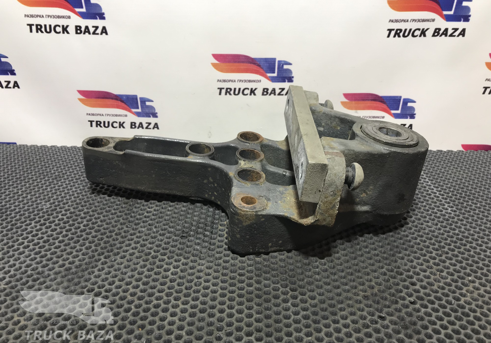 21575601 Кронштейн рессоры передней правый для Volvo FM