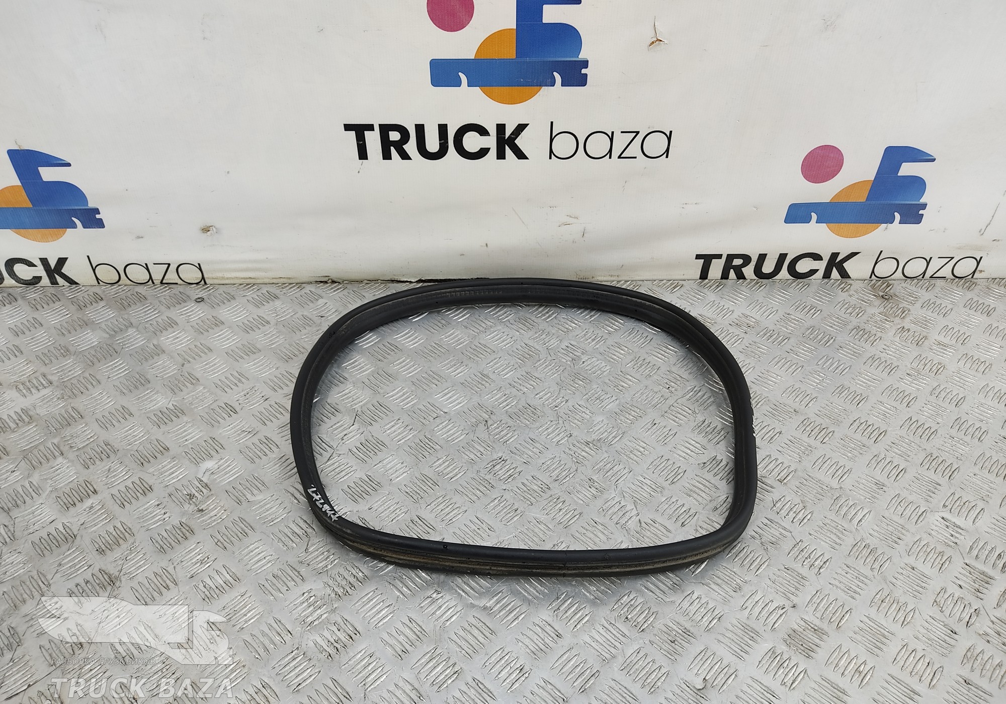 504186458 Уплотнитель инструментального ящика для Iveco Stralis II Hi-Way (с 2012)