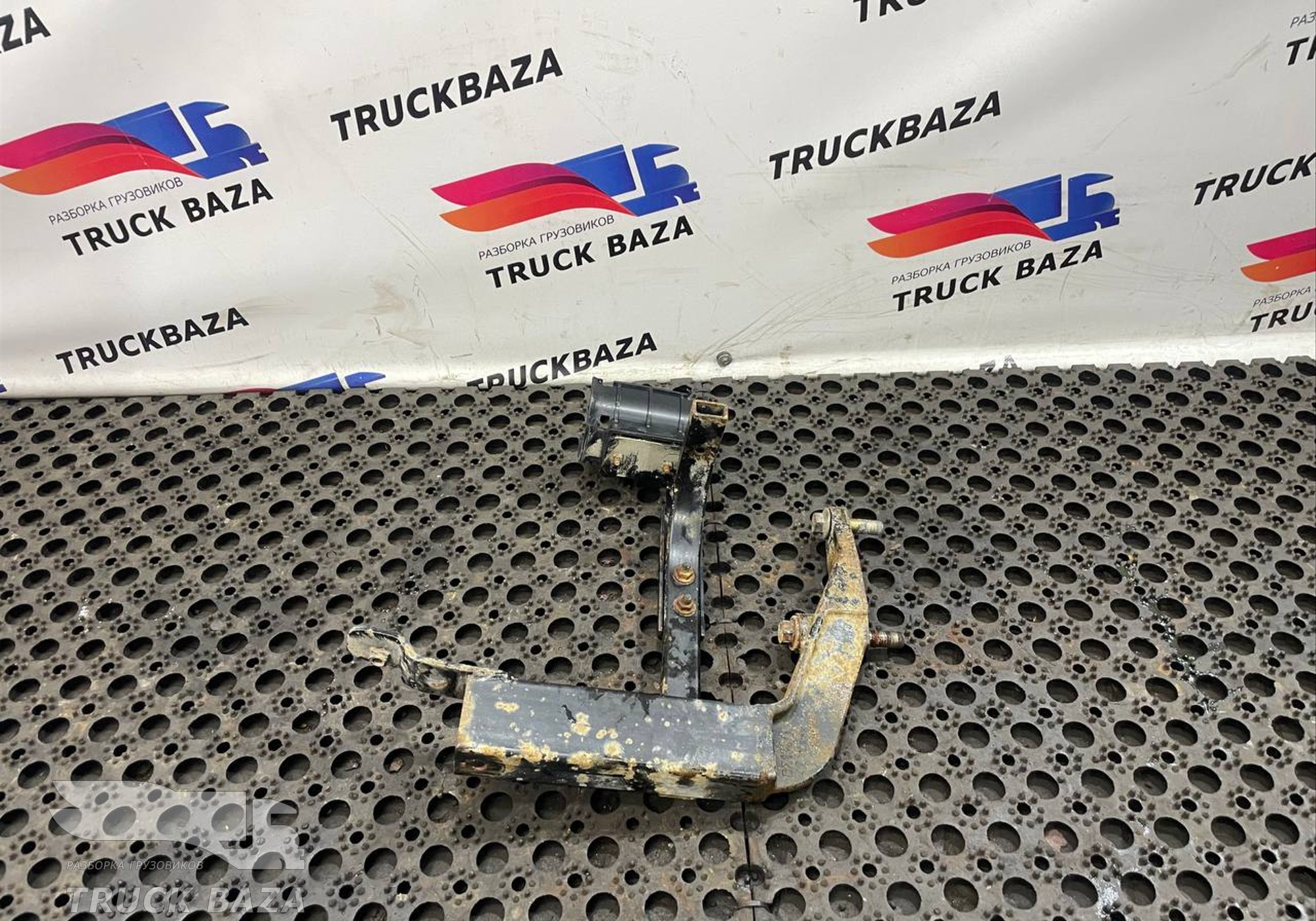 DZ13241240128 Кронштейн подножки для Shacman X3000 (с 2014)