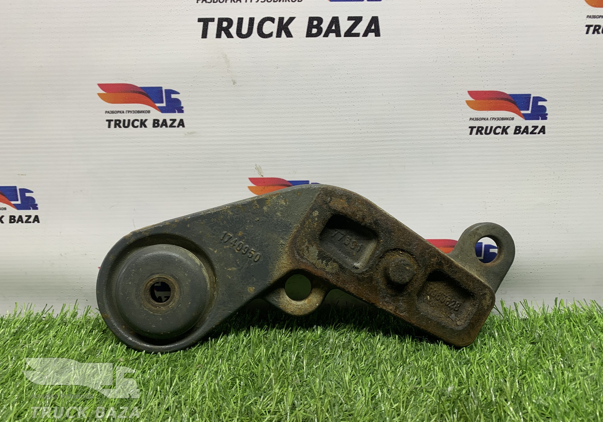 1740950 Кронштейн переднего амортизатора левый