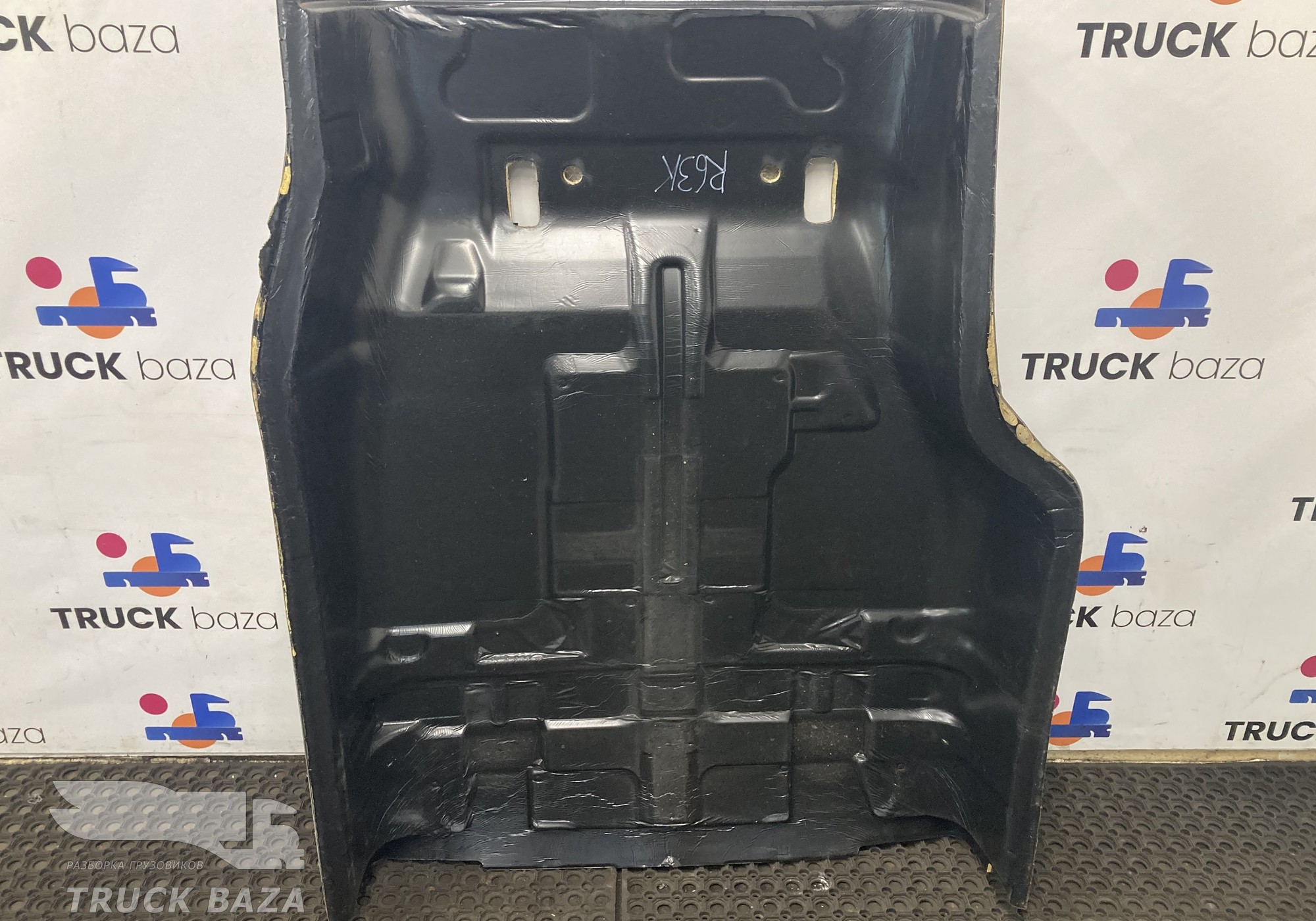 7482501649 Покрытие напольное центральная часть для Renault T (с 2013)