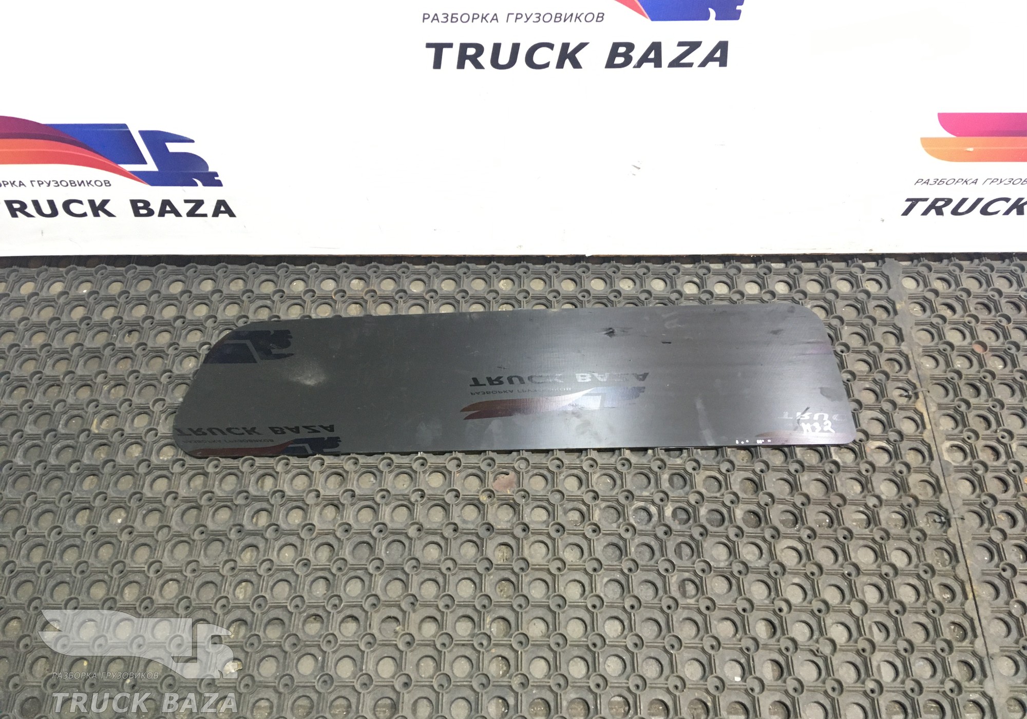 81629442008 Стекло над дверью правое для Man TGX