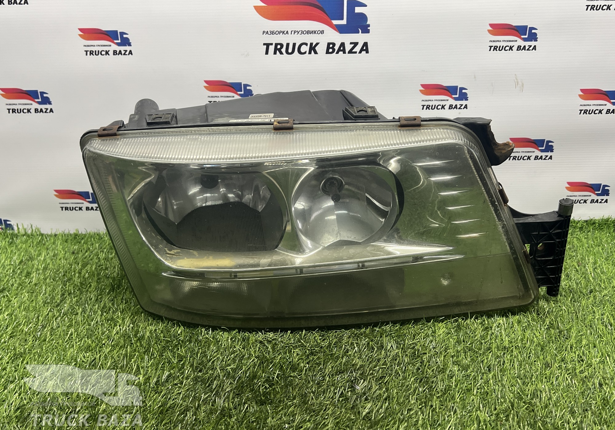 81251016660 Фара правая