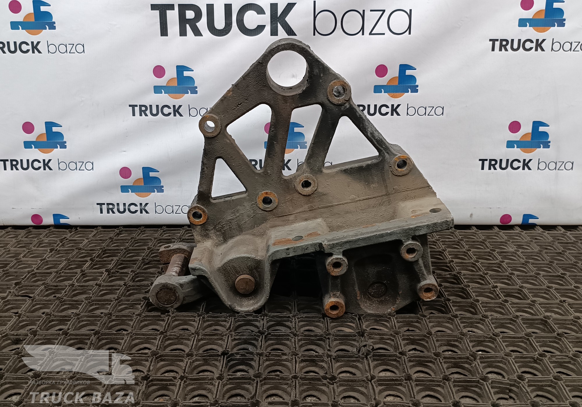WG9731520082 Кронштейн передней рессоры правой для Sinotruk Howo T5G