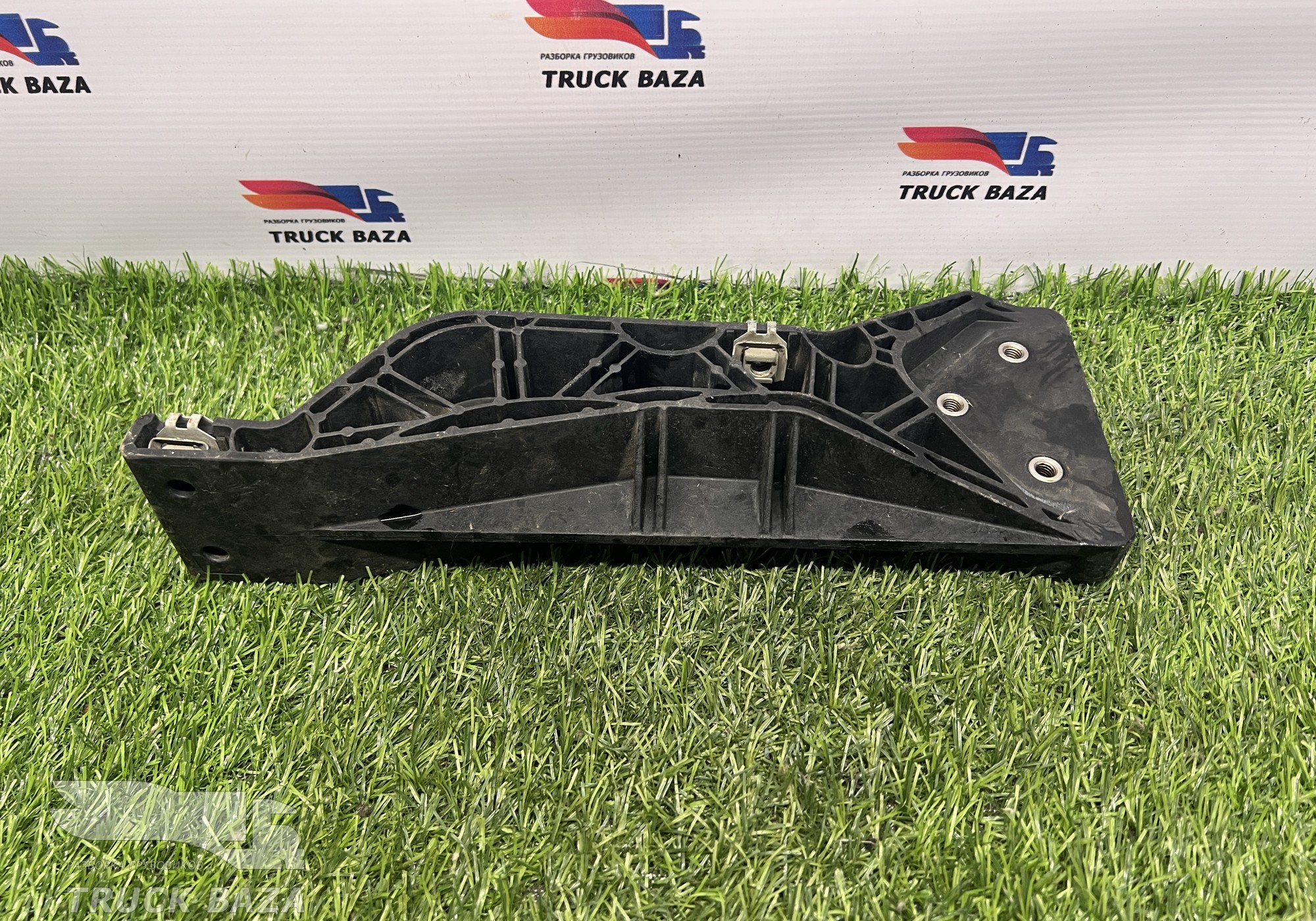 81416140014 Кронштейн переднего бампера правый