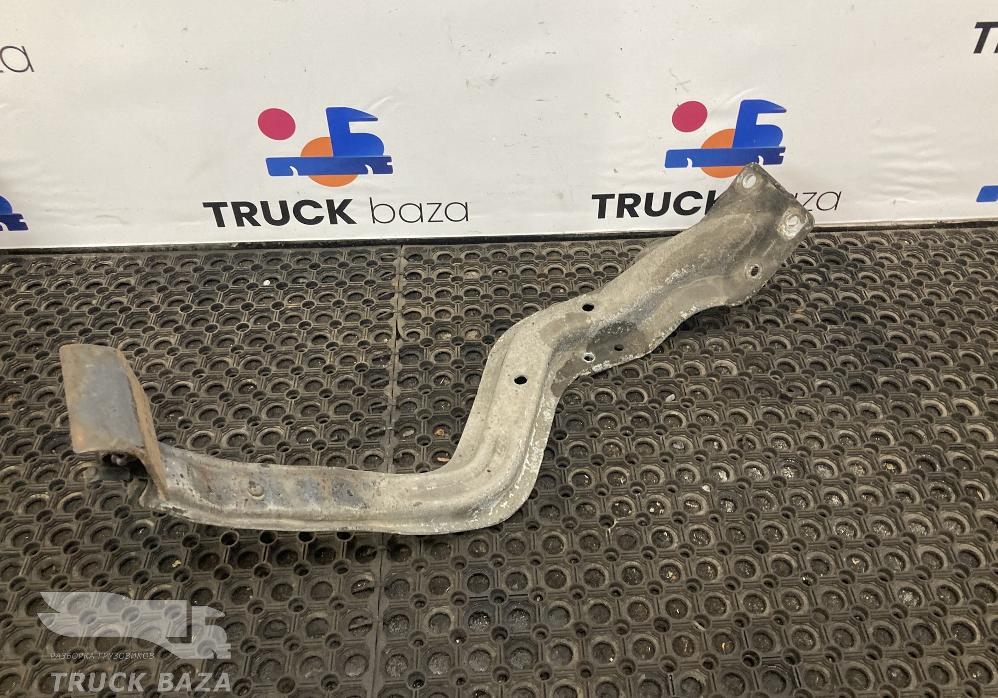 1866051 Кронштейн крыла левого