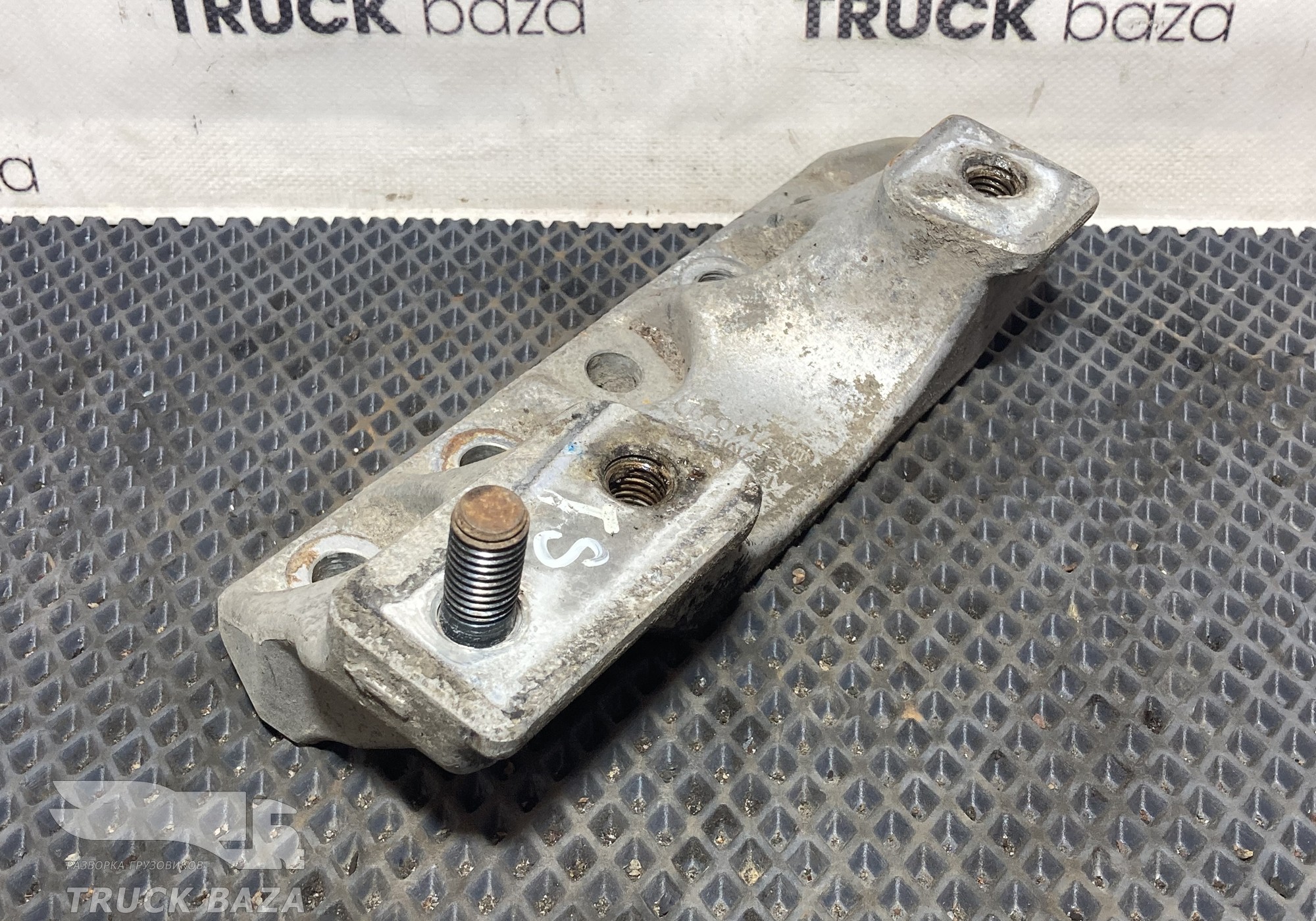 1787517 Кронштейн топливного бака