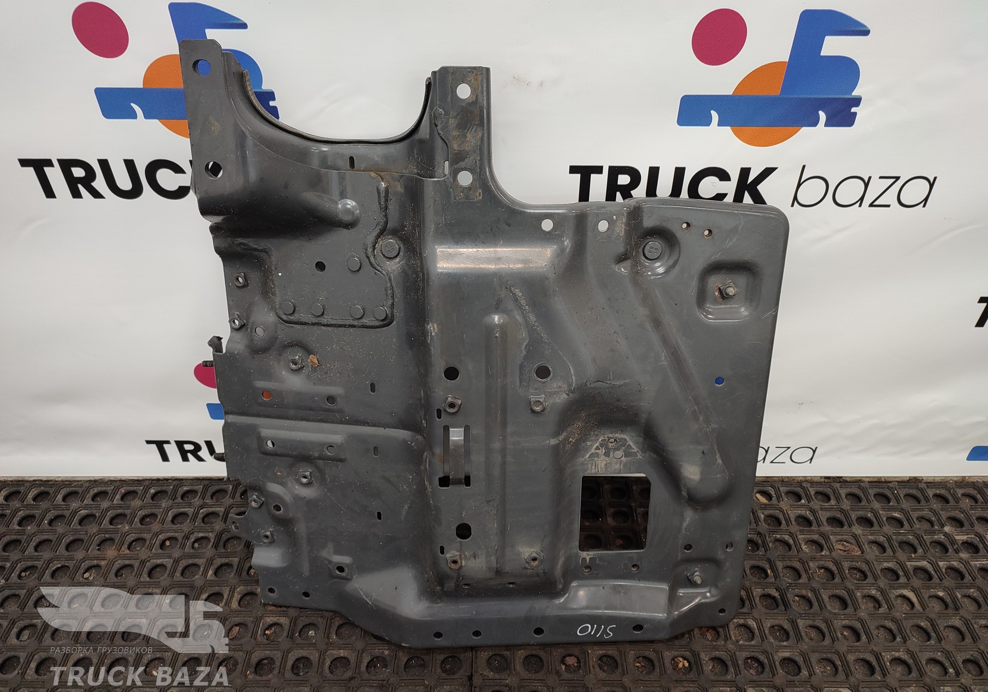 2608169 Кронштейн брызговика левого для Scania 6-series