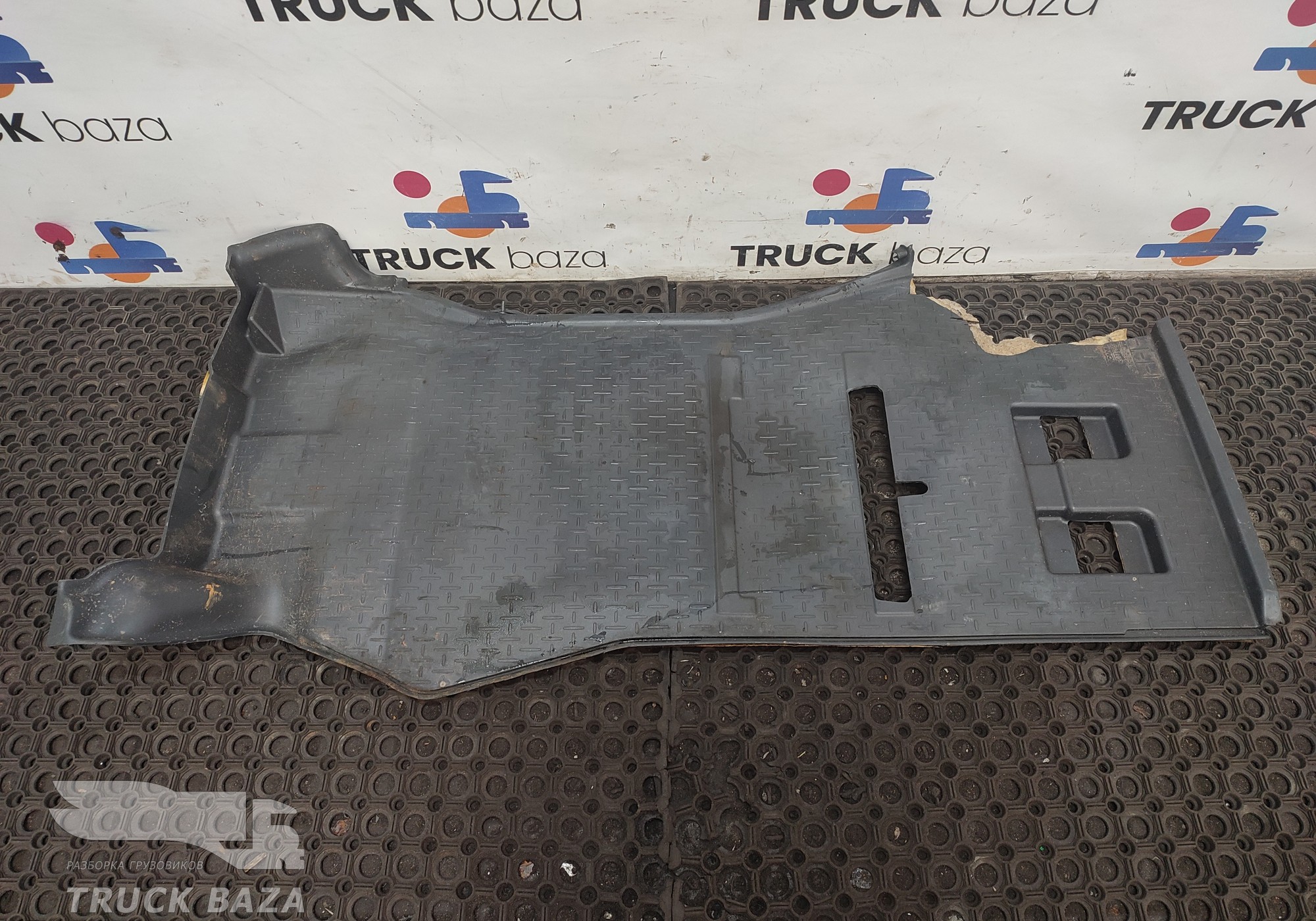 2077795 Коврик кабины передний правый