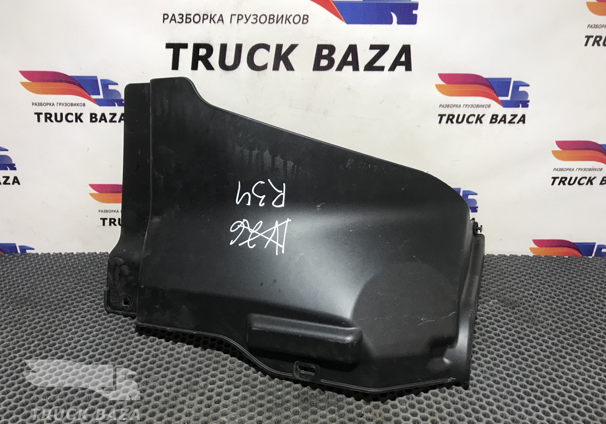 7482521211 Накладка пневмотрубок правая для Renault T (с 2013)