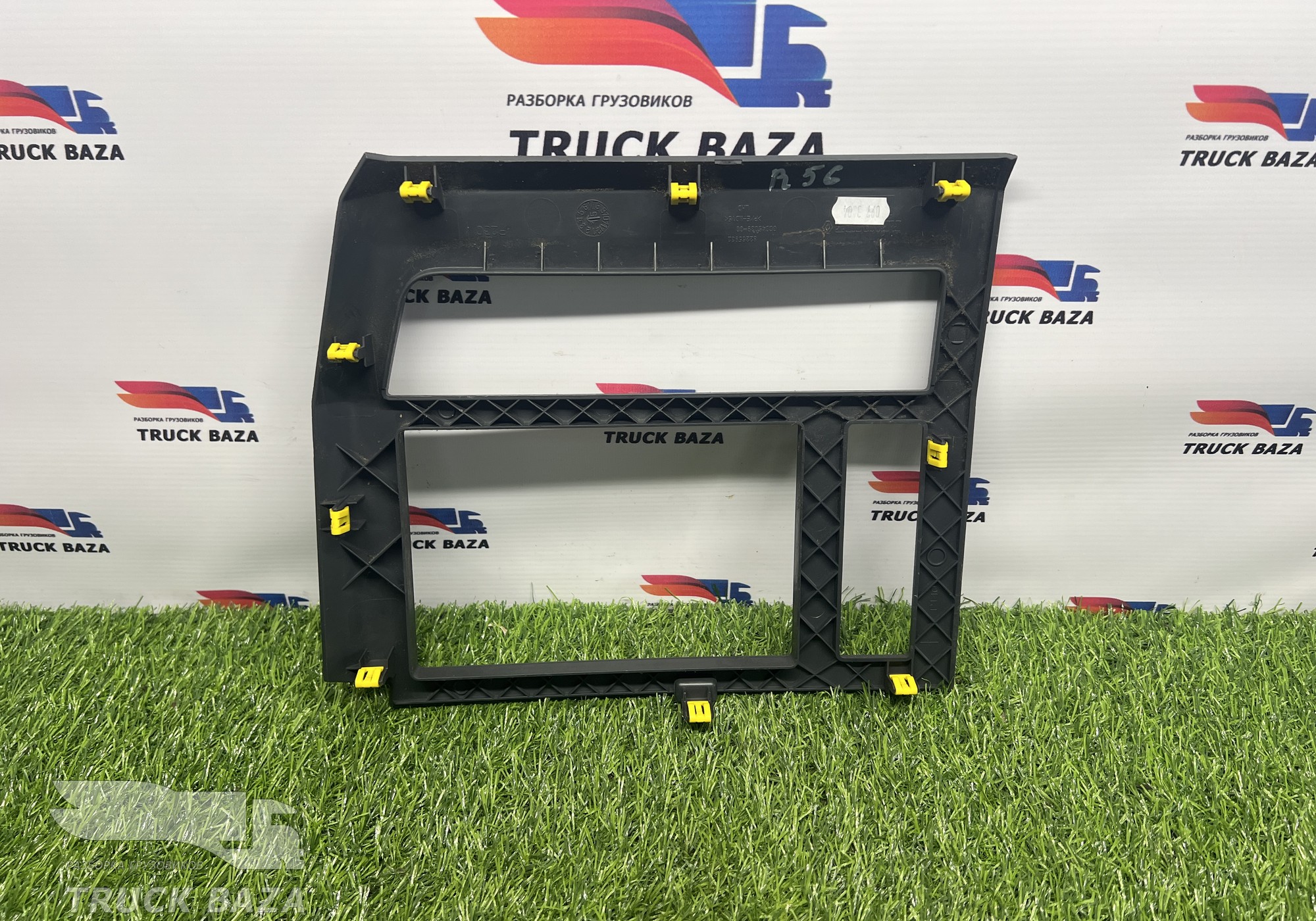 82265932 Накладка торпедо для Renault T (с 2013)