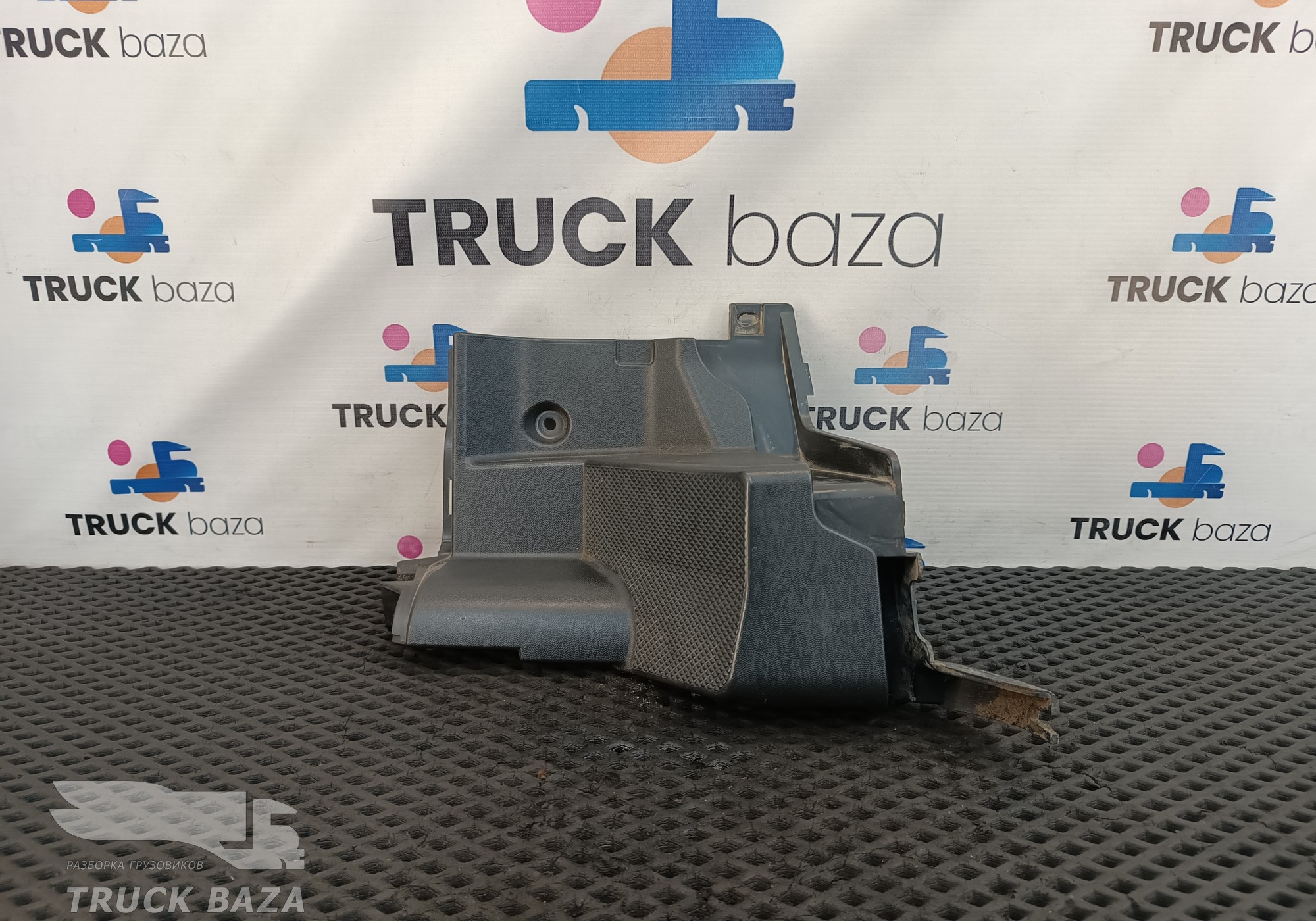 9406880181 Накладка кабины левая для Mercedes-Benz Axor II (с 2004 по 2010)