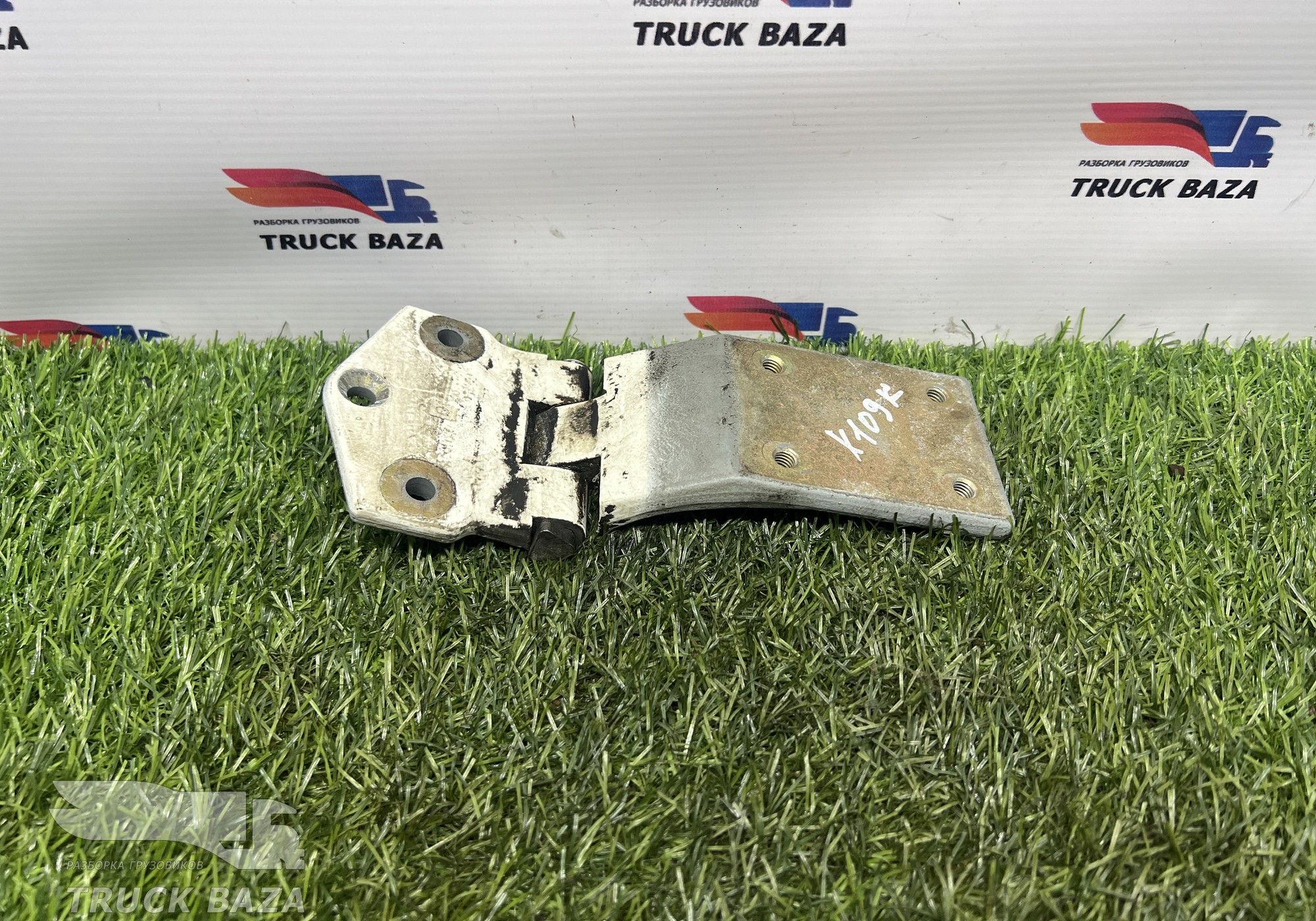 1341492 Петля двери