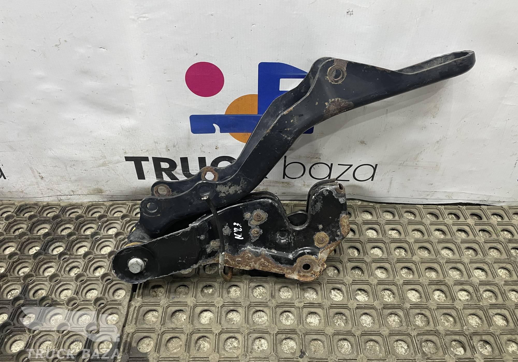 81618516030 Замок кабины