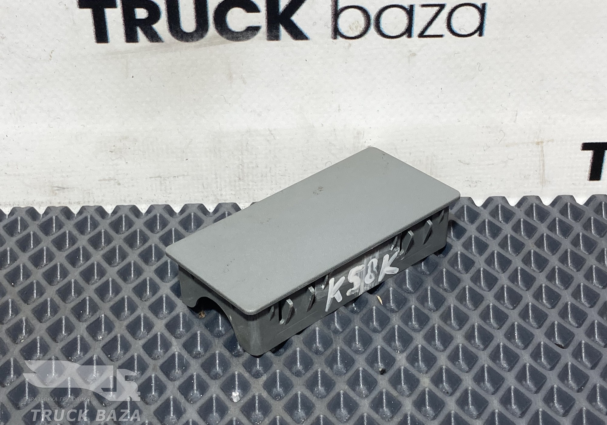 A9016894008 Накладка плафона для КАМАЗ 5490