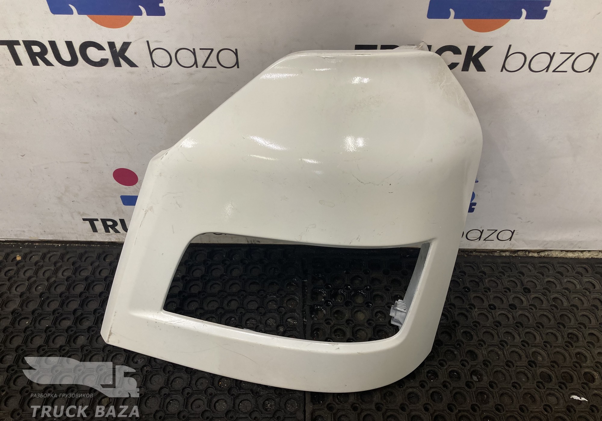 81416106751 Облицовка фары левой