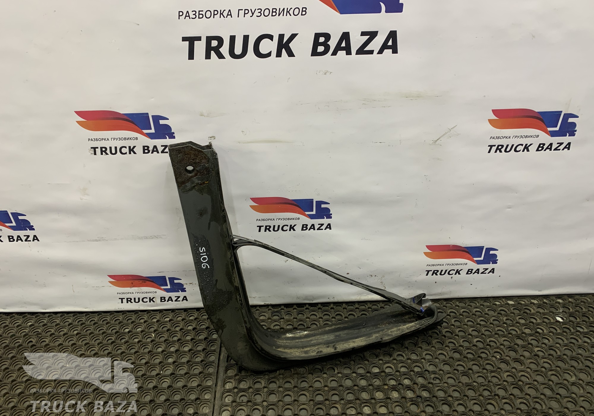 1488893 Кронштейн топливного бака