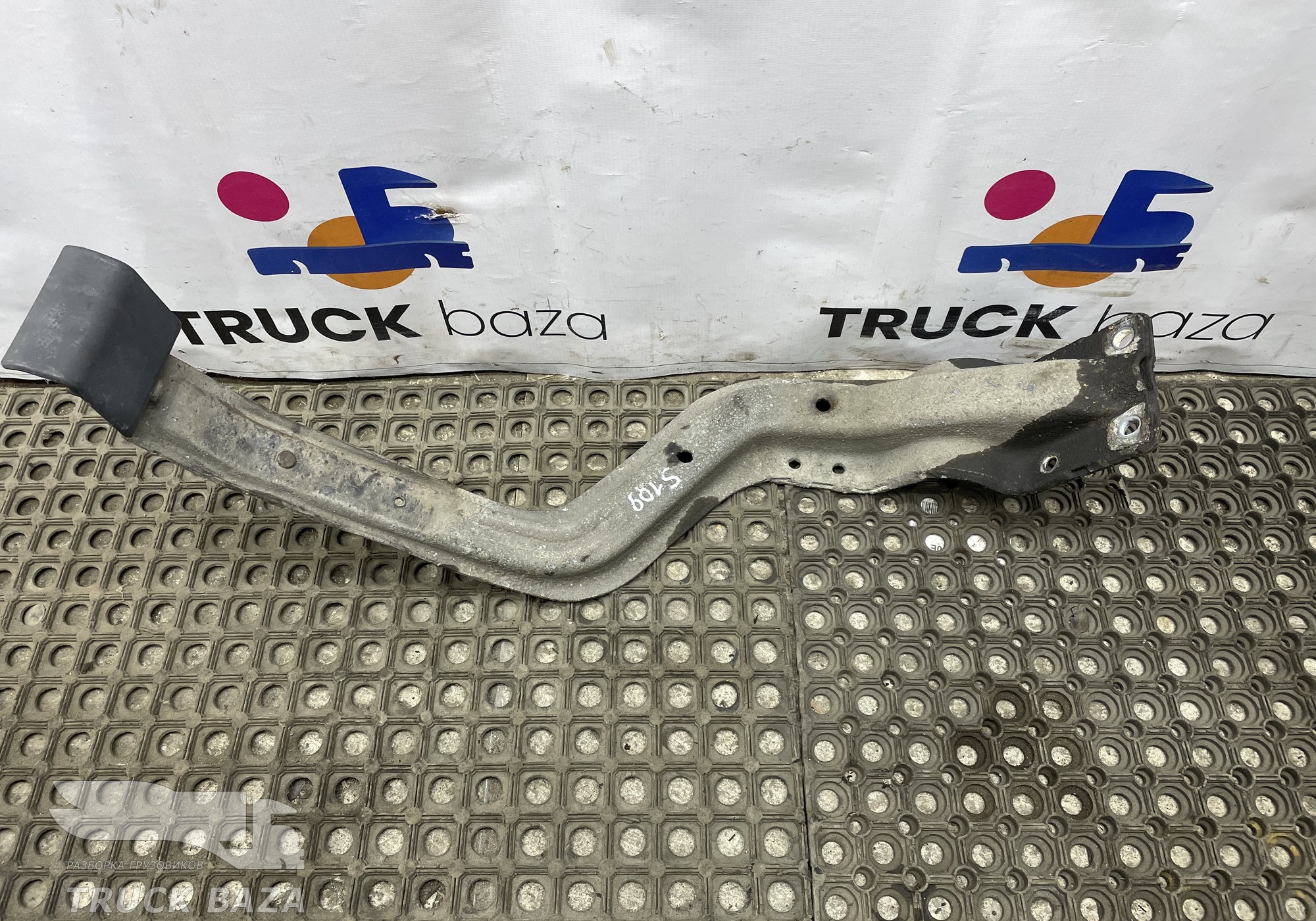 1866051 Кронштейн крыла левого для Scania 4-series