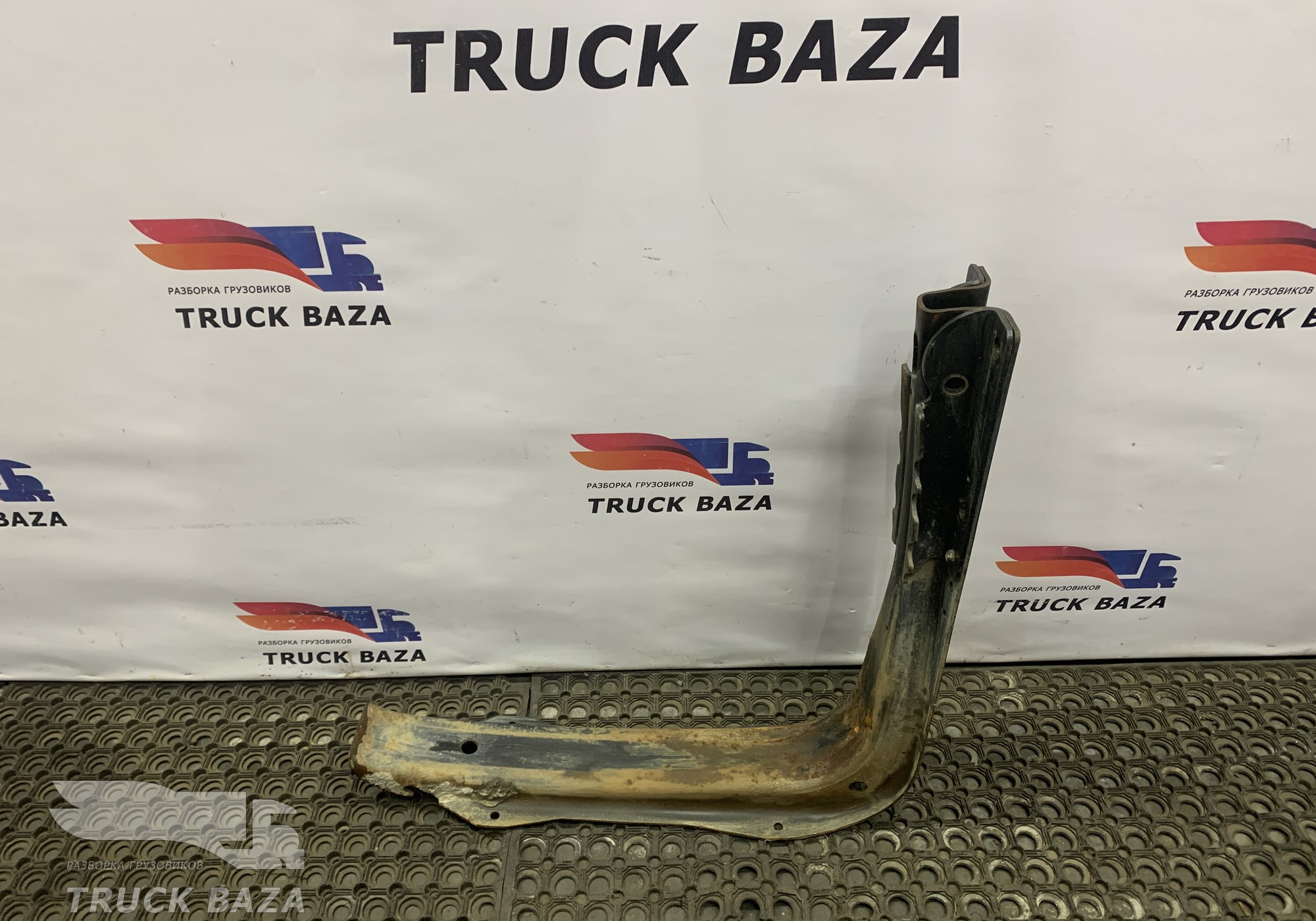 81418012843 Кронштейн топливного бака