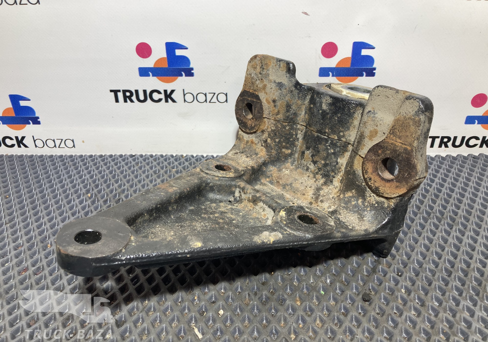 81413013301 Кронштейн передней рессоры для Man TGS I (с 2007)