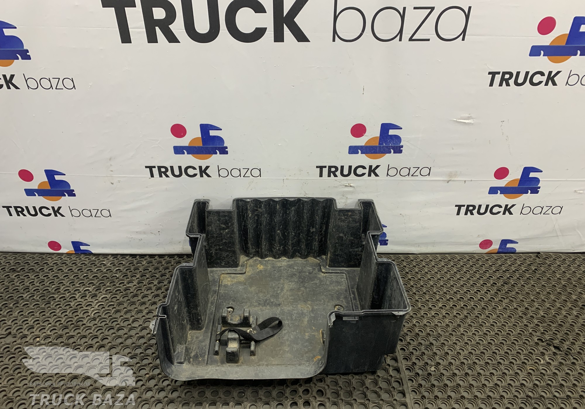 1368671 Ящик инструментальный левый