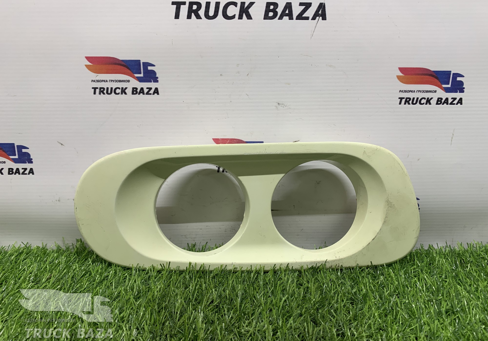 1973358 Облицовка ПТФ правая