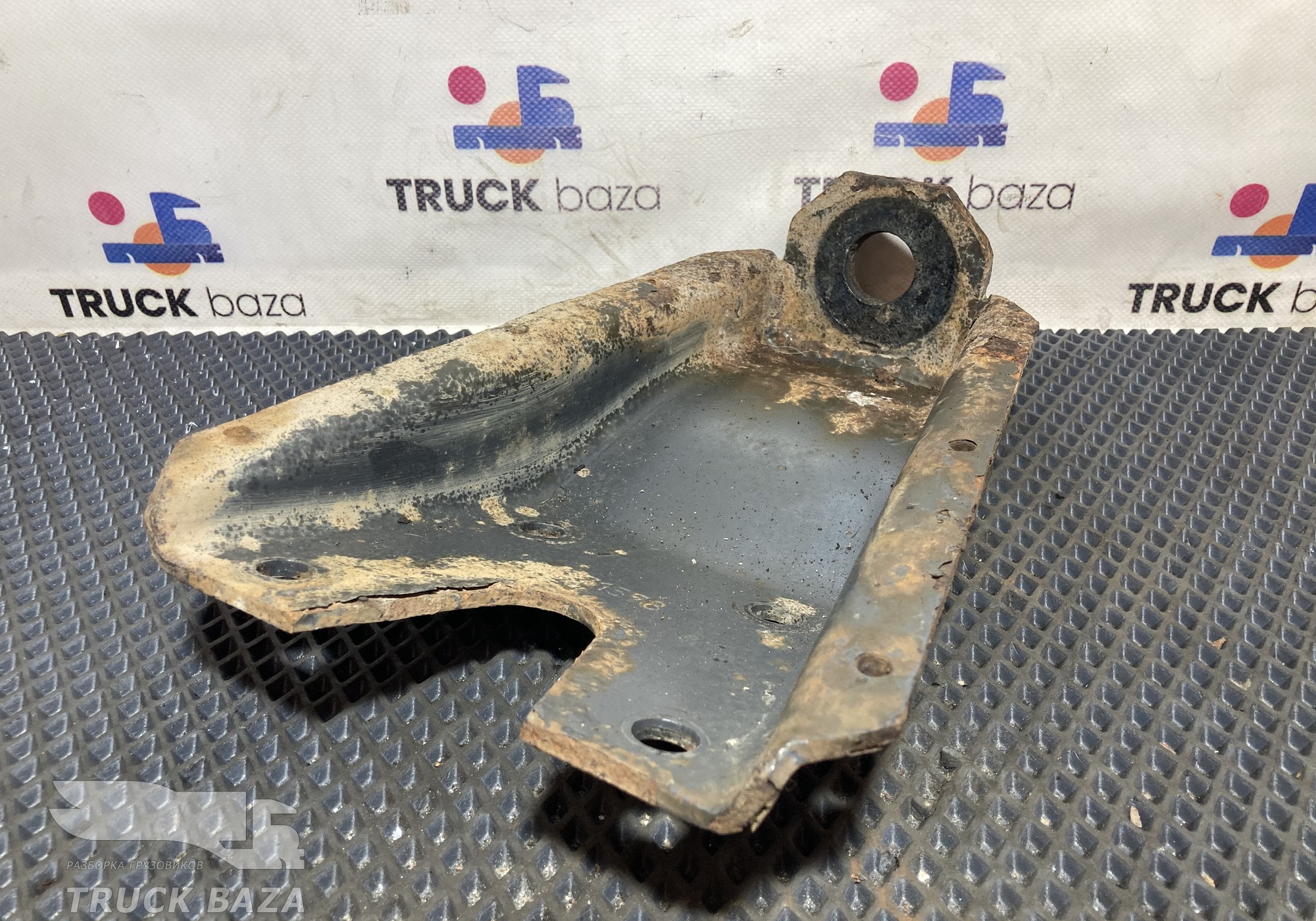 1371578 Кронштейн переднего амортизатора