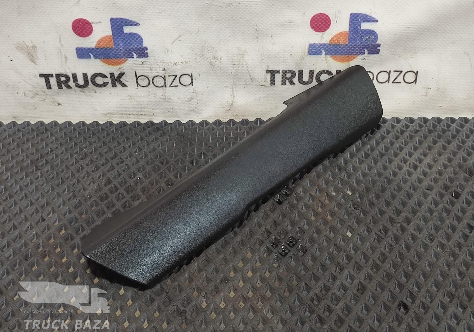 549016102085 Накладка ручки двери левая для КАМАЗ 54901