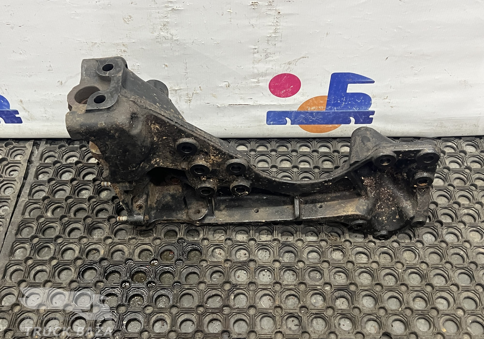 1727270 Кронштейн переднего бампера левый