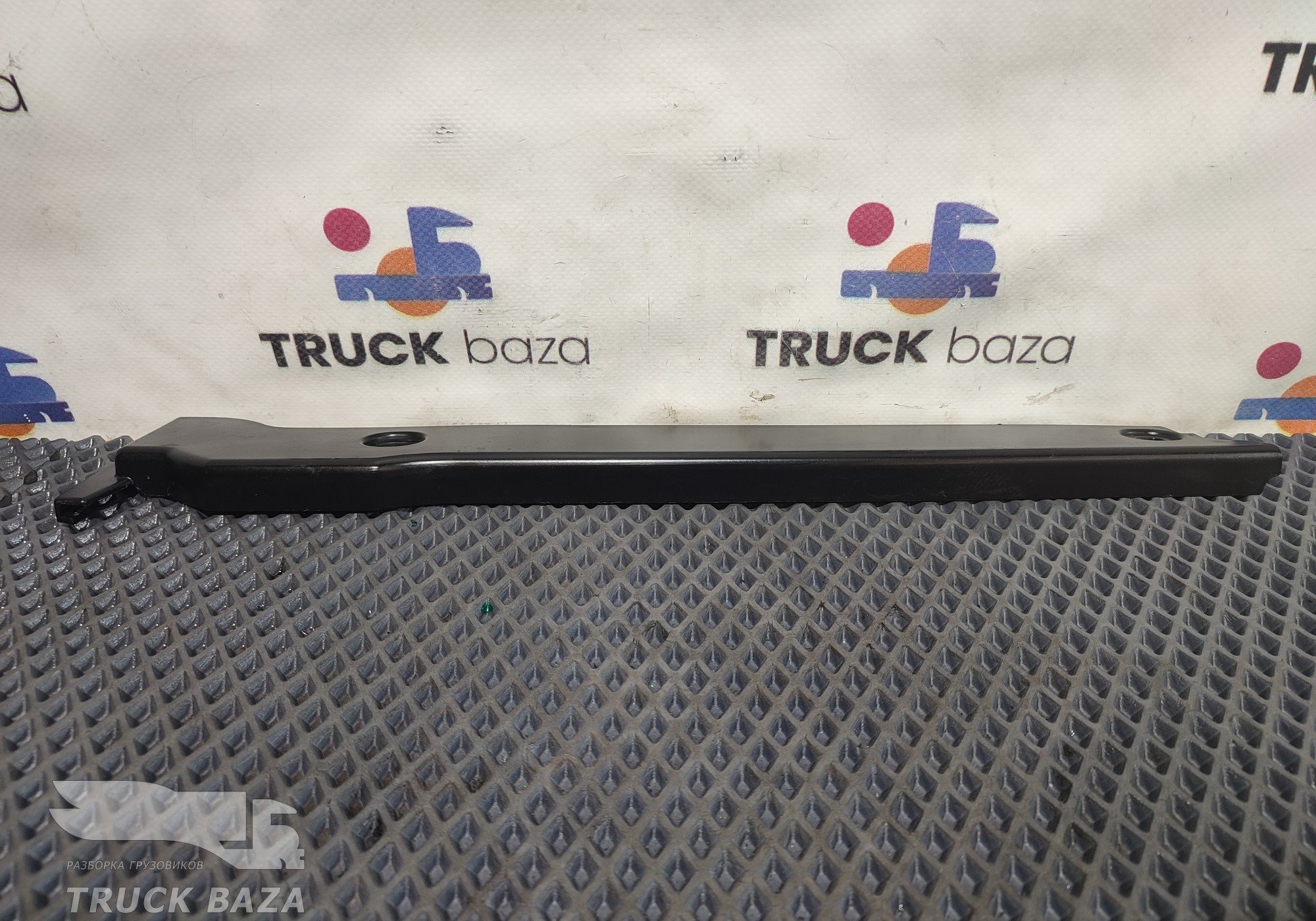 81624100177 Накладка лобового стекла левая для Man