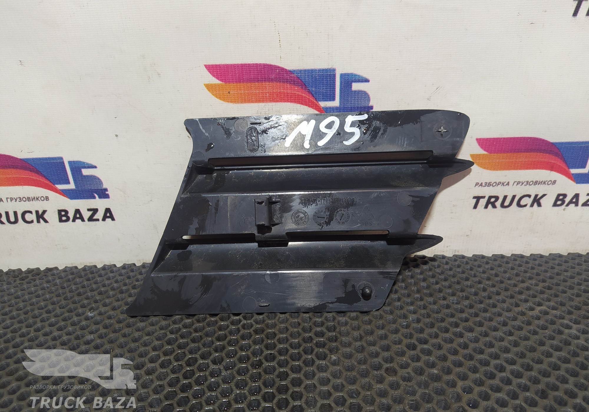 81416850096 Заглушка бампера правая для Man TGX II (с 2012)