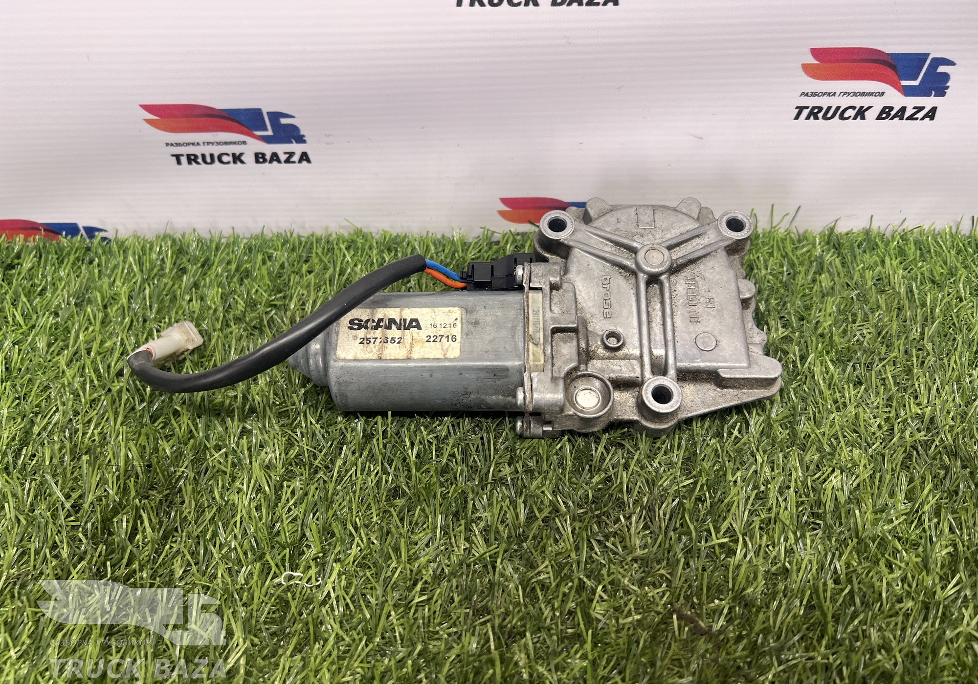 2572352 Моторчик стеклоподъемника левый