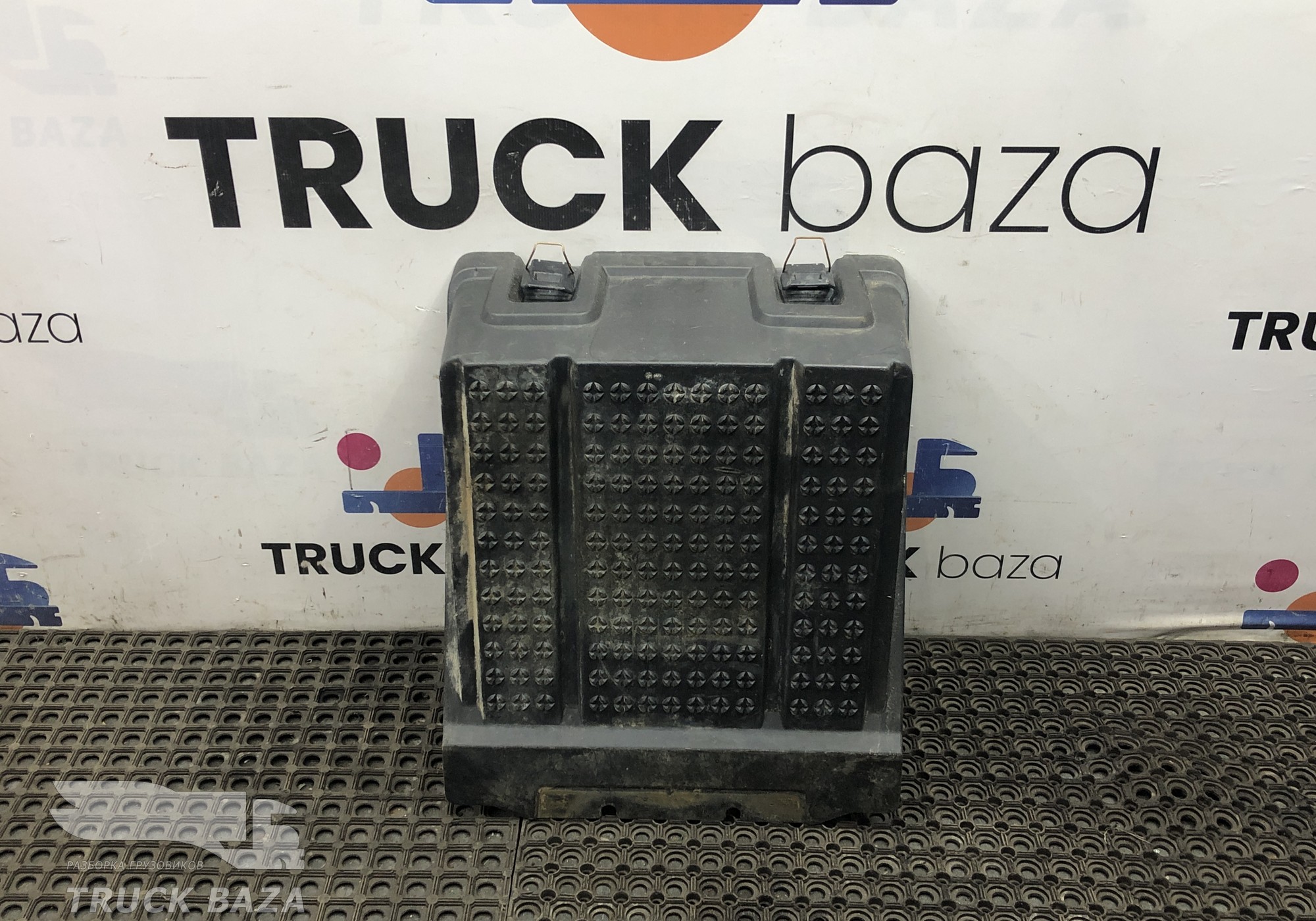 2395354 Крышка ящика АКБ