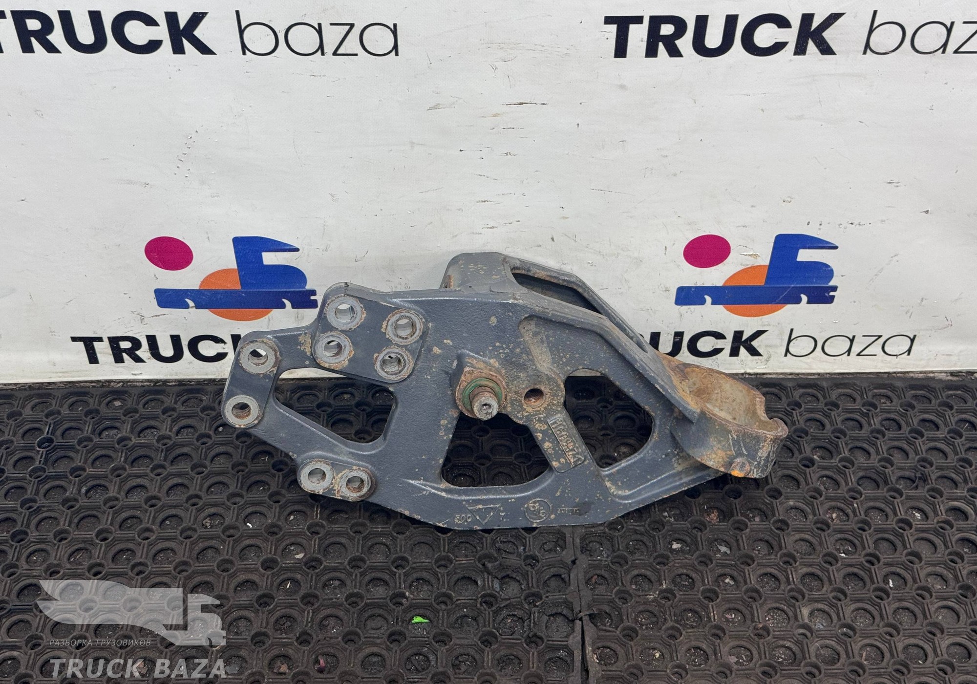 1606971 Кронштейн рессоры передней правый