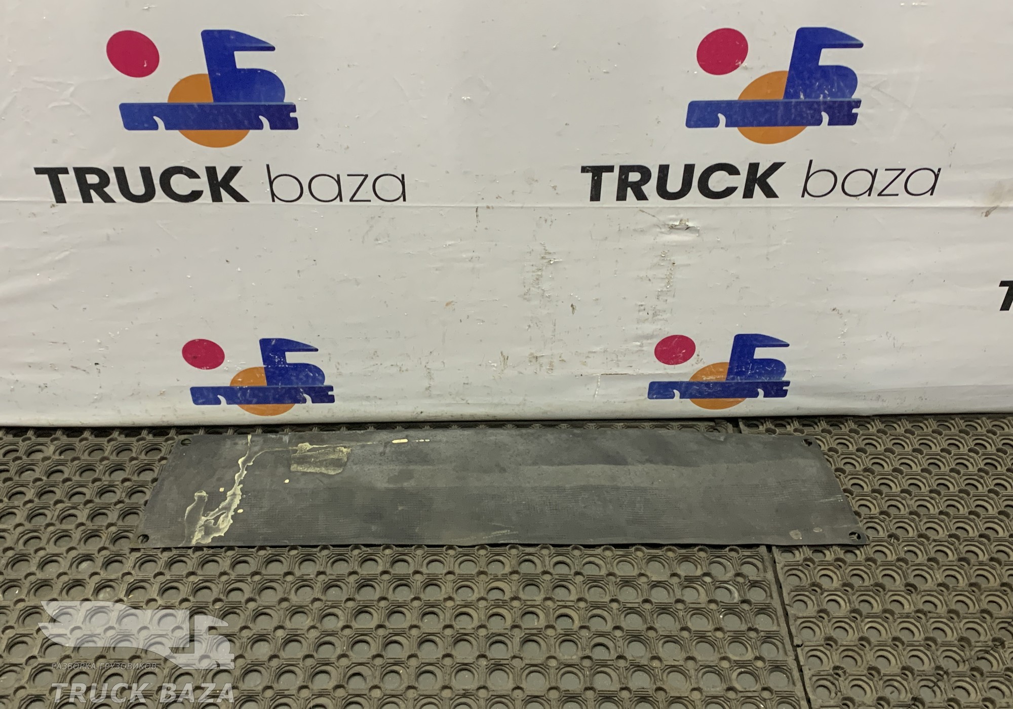 1511005 Коврик консоли верхней центральный для Scania 5-series R (с 2004 по 2016)