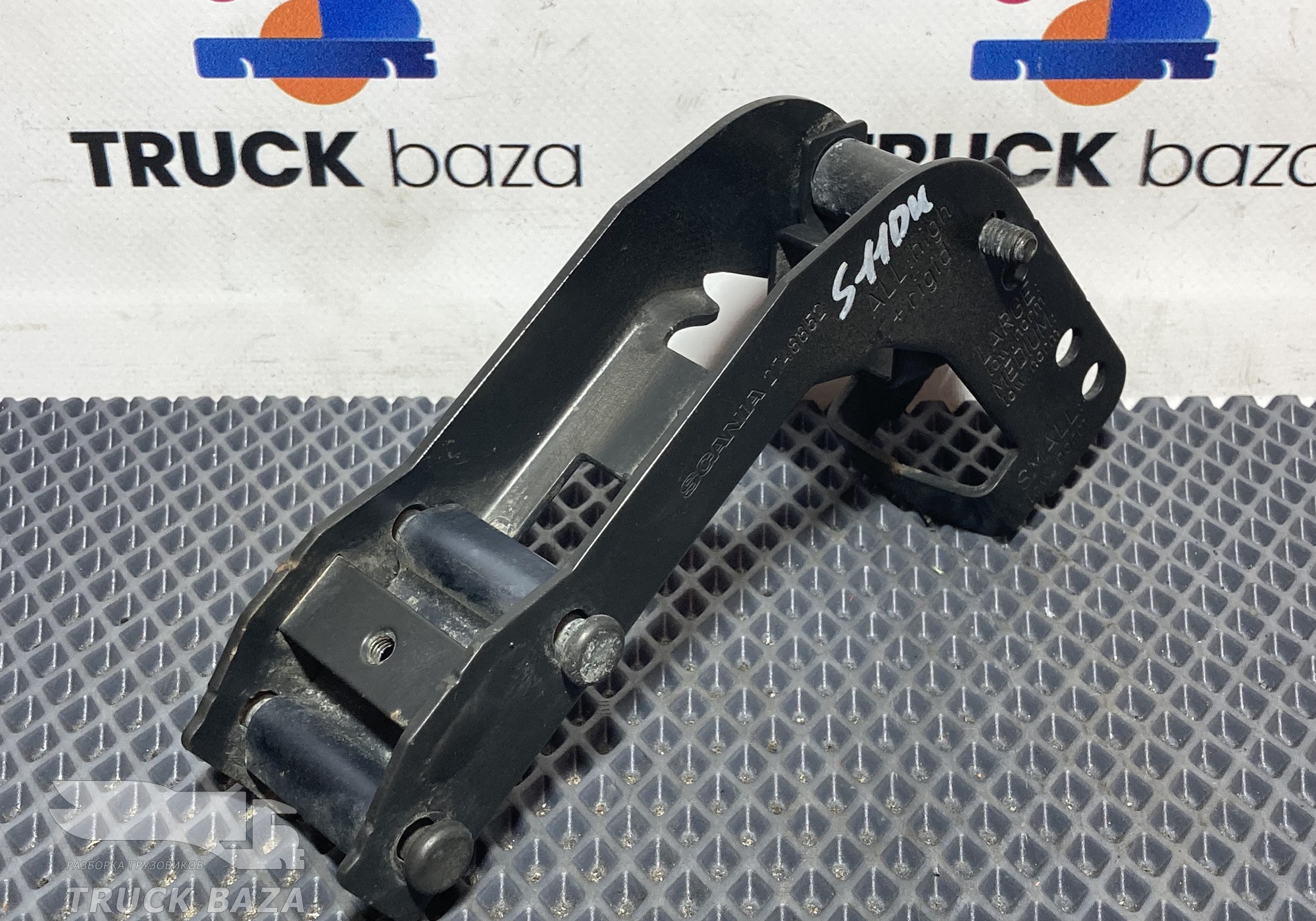 2748852 Кронштейн верхнего спойлера