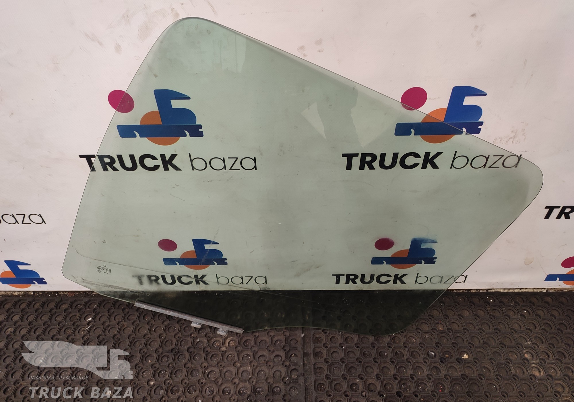 9737200318 Стекло двери левой