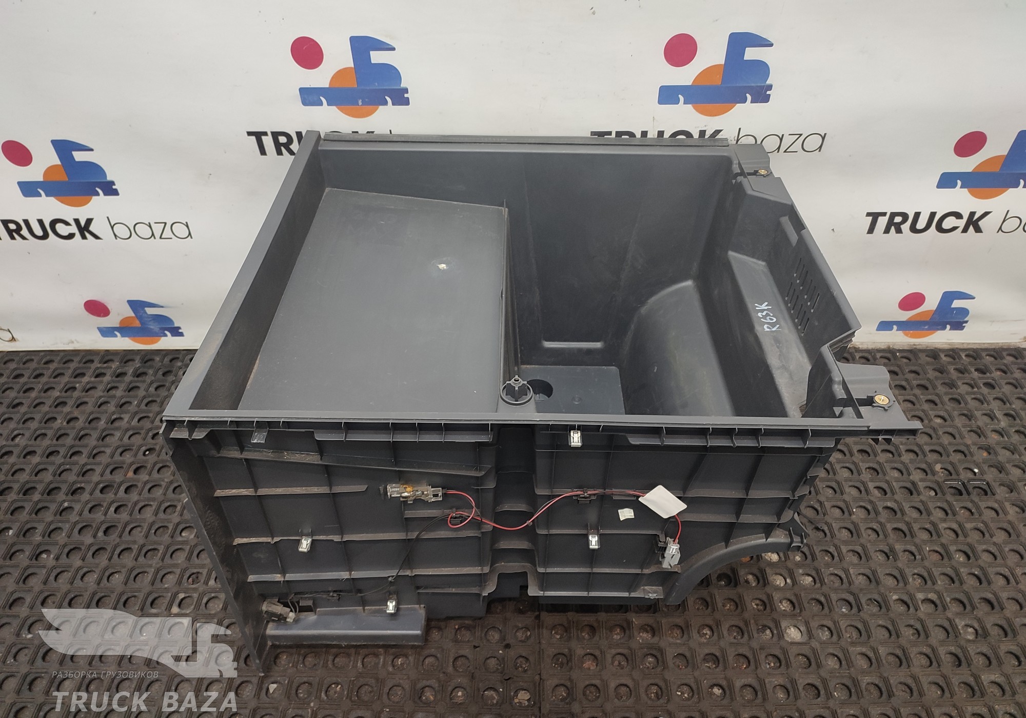 82316058 Ящик вещевой для Renault T (с 2013)