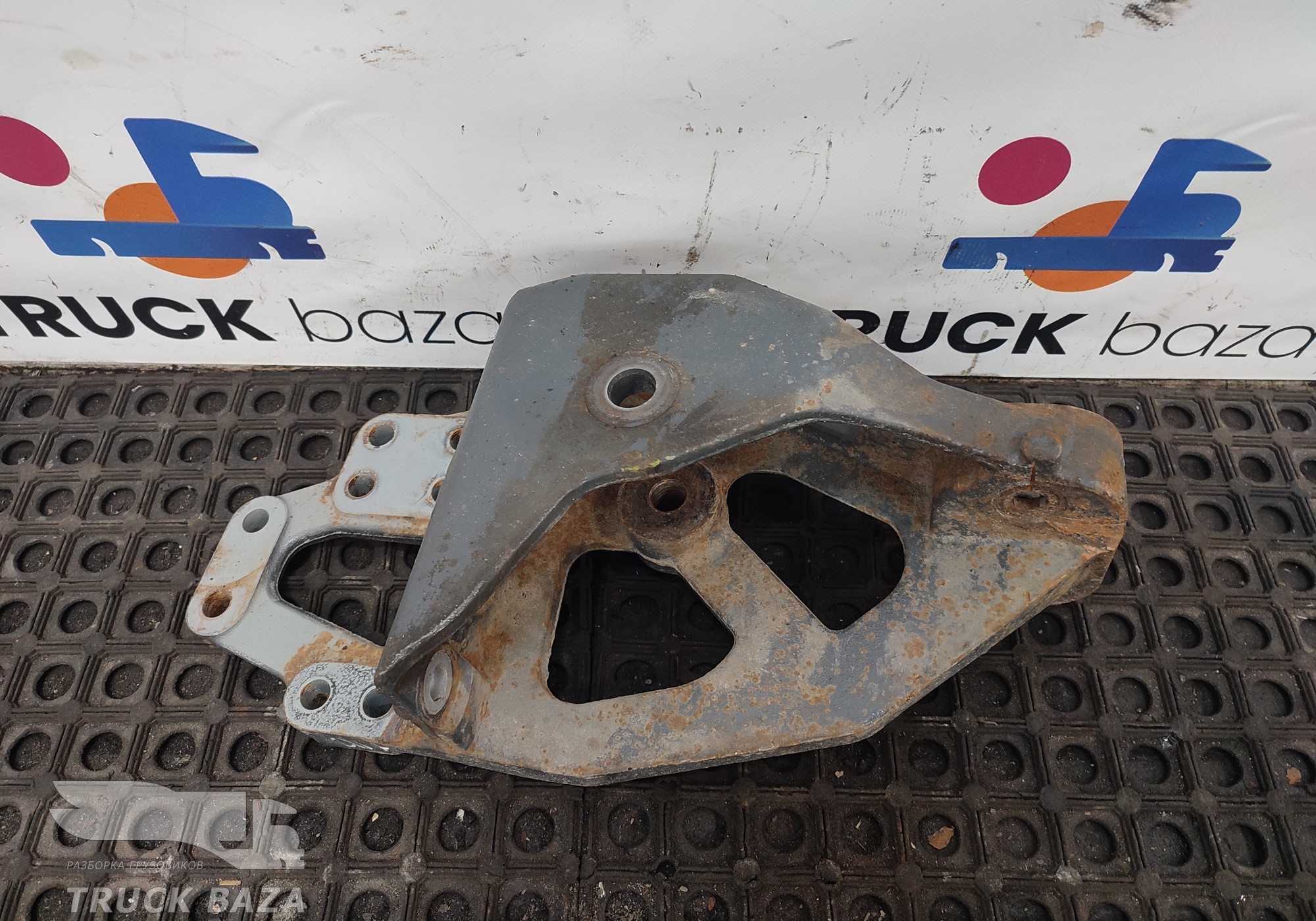 1606969 Кронштейн рессоры передний левый