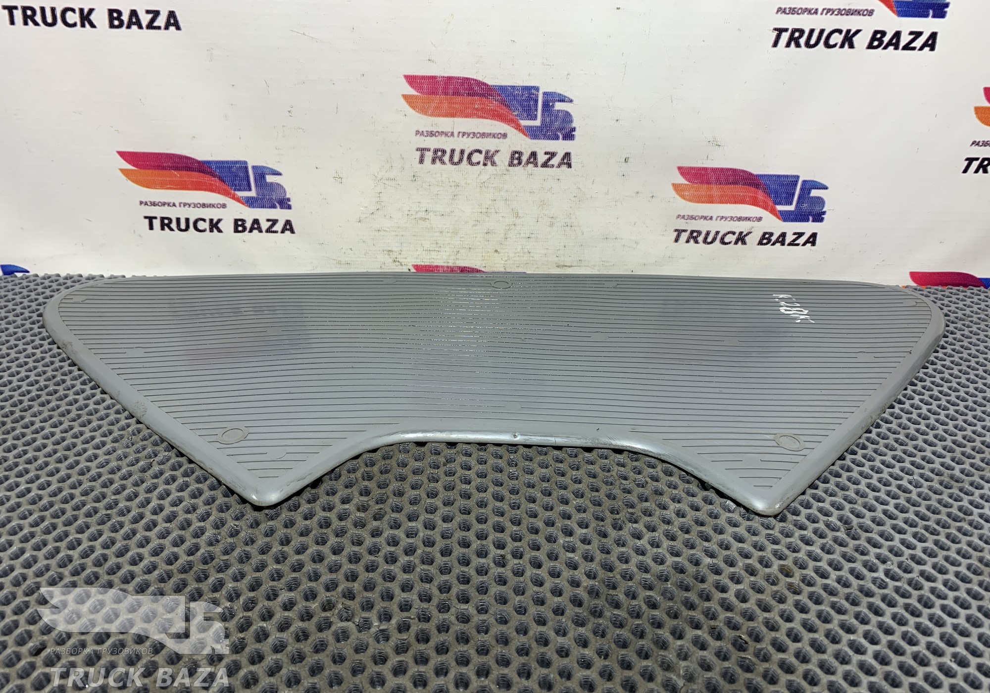 9406890196 Коврик на торпедо для Mercedes-Benz